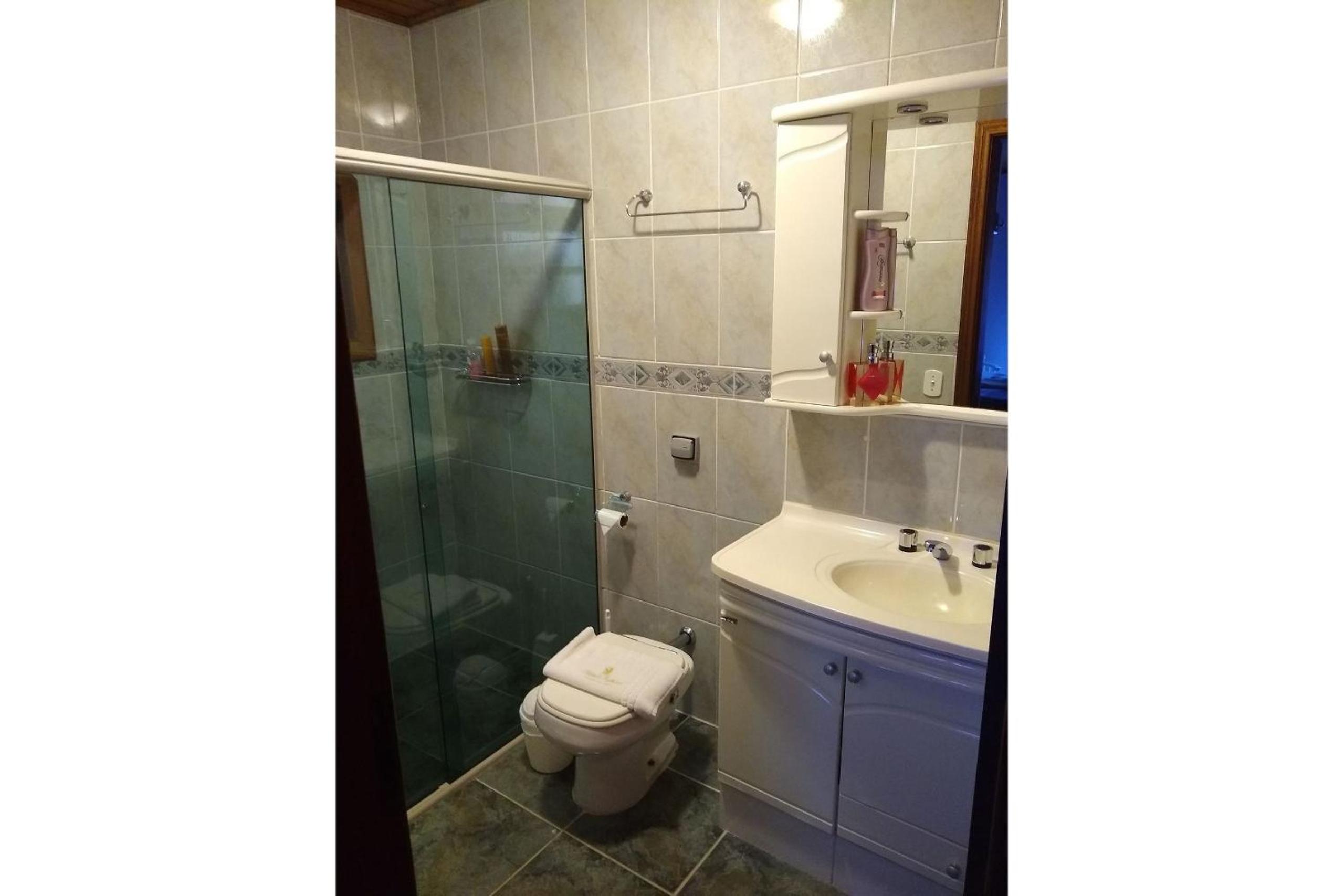 Deluxe Queen Suite - Photo 10