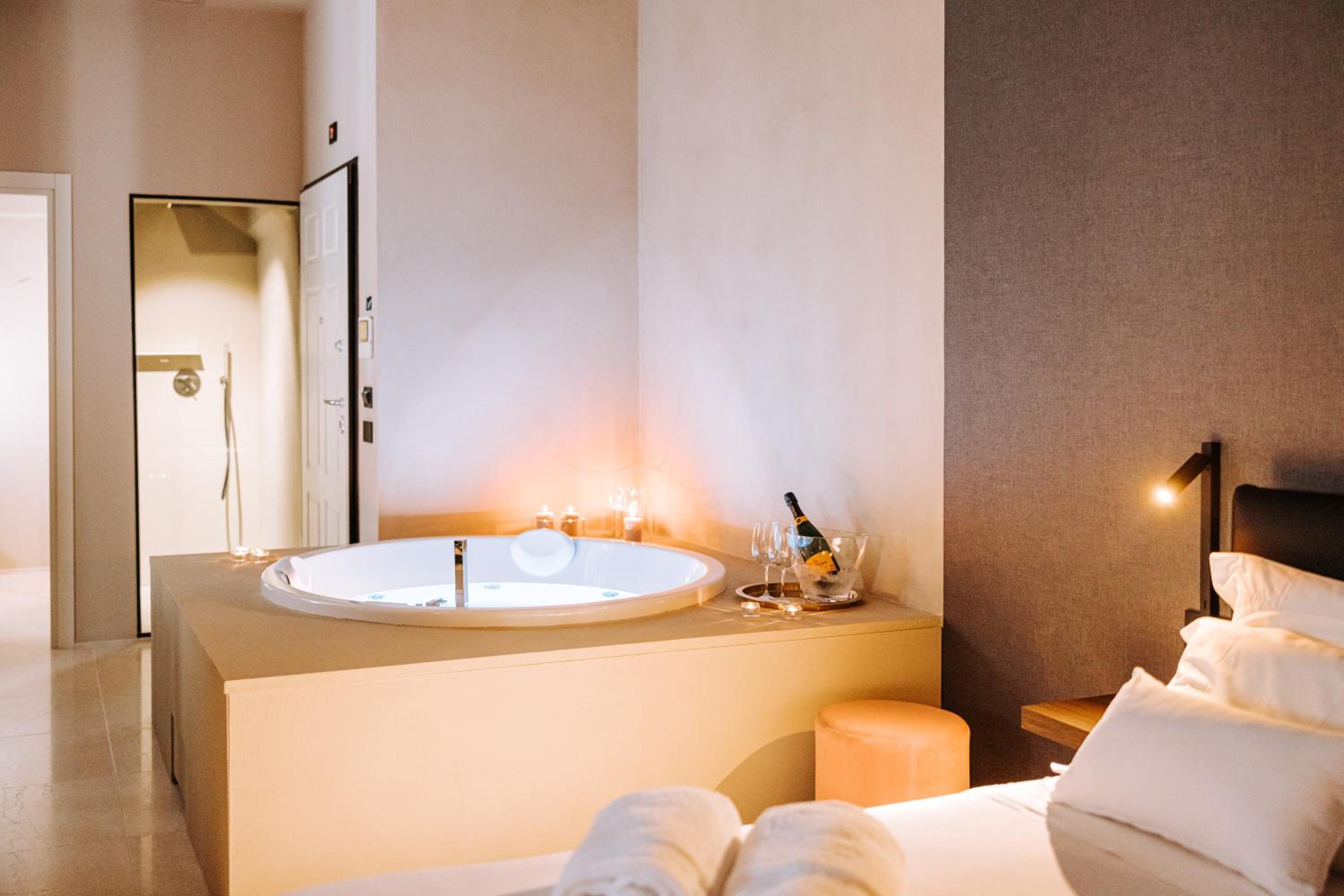 Queen Room with Spa Bath photo 2