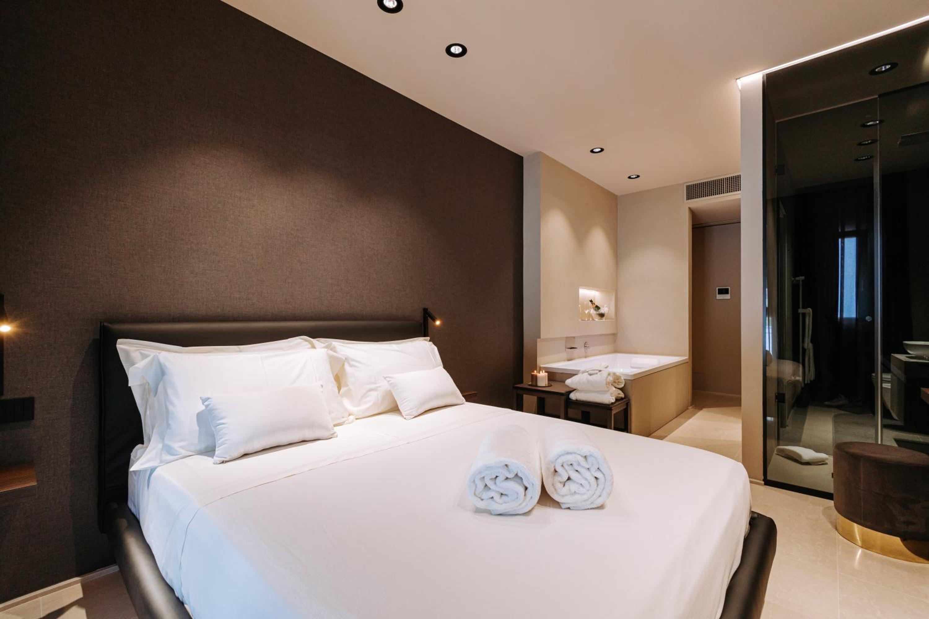 Deluxe Double Room with Bath photo 3