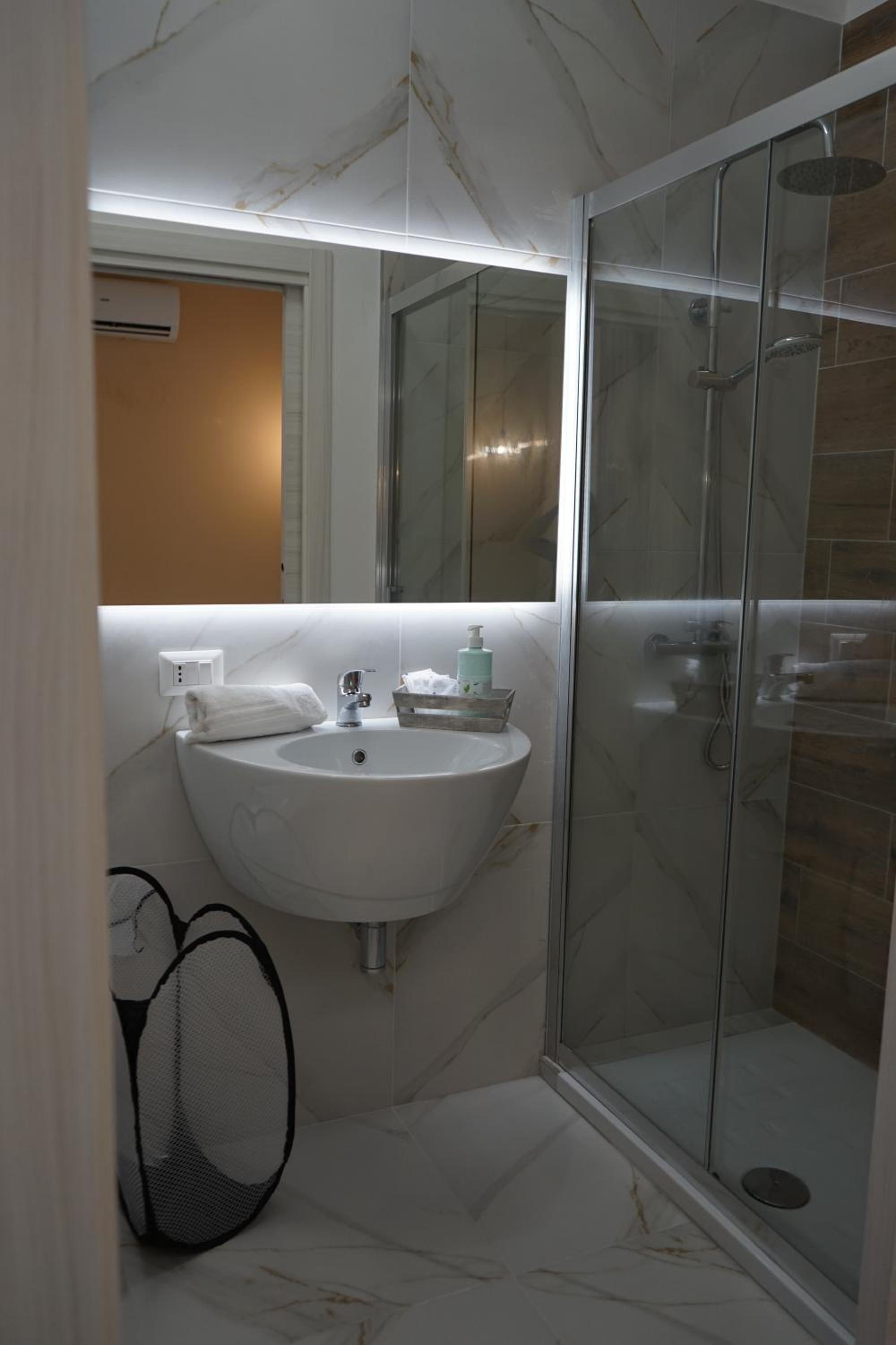 Triple Room with Private Bathroom - Photo 11