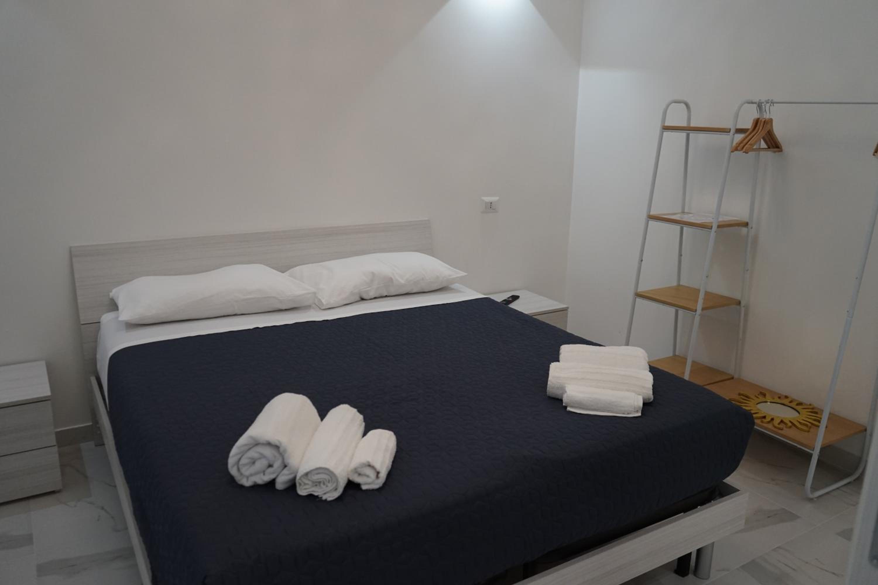King Room with Balcony - Photo 3