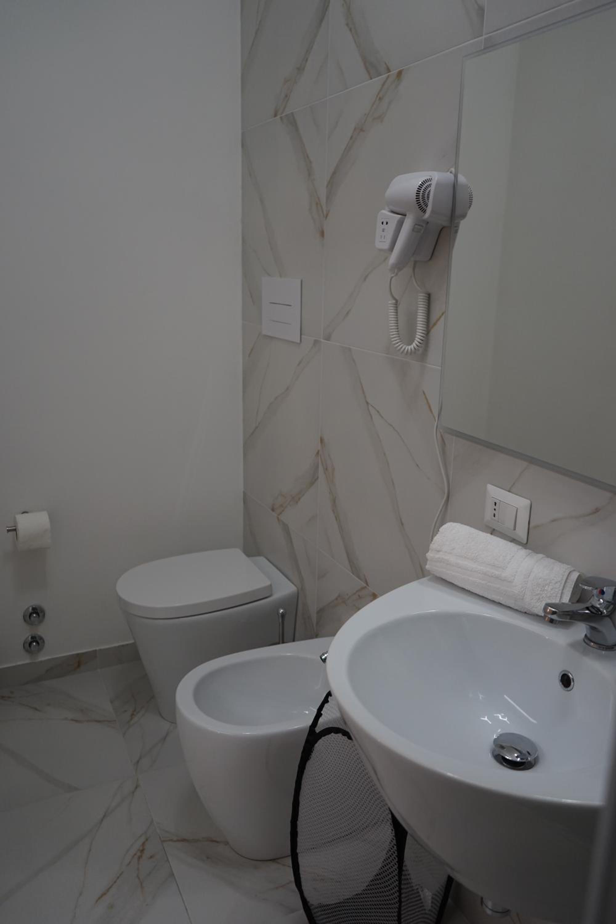 Triple Room with Private Bathroom - Photo 6