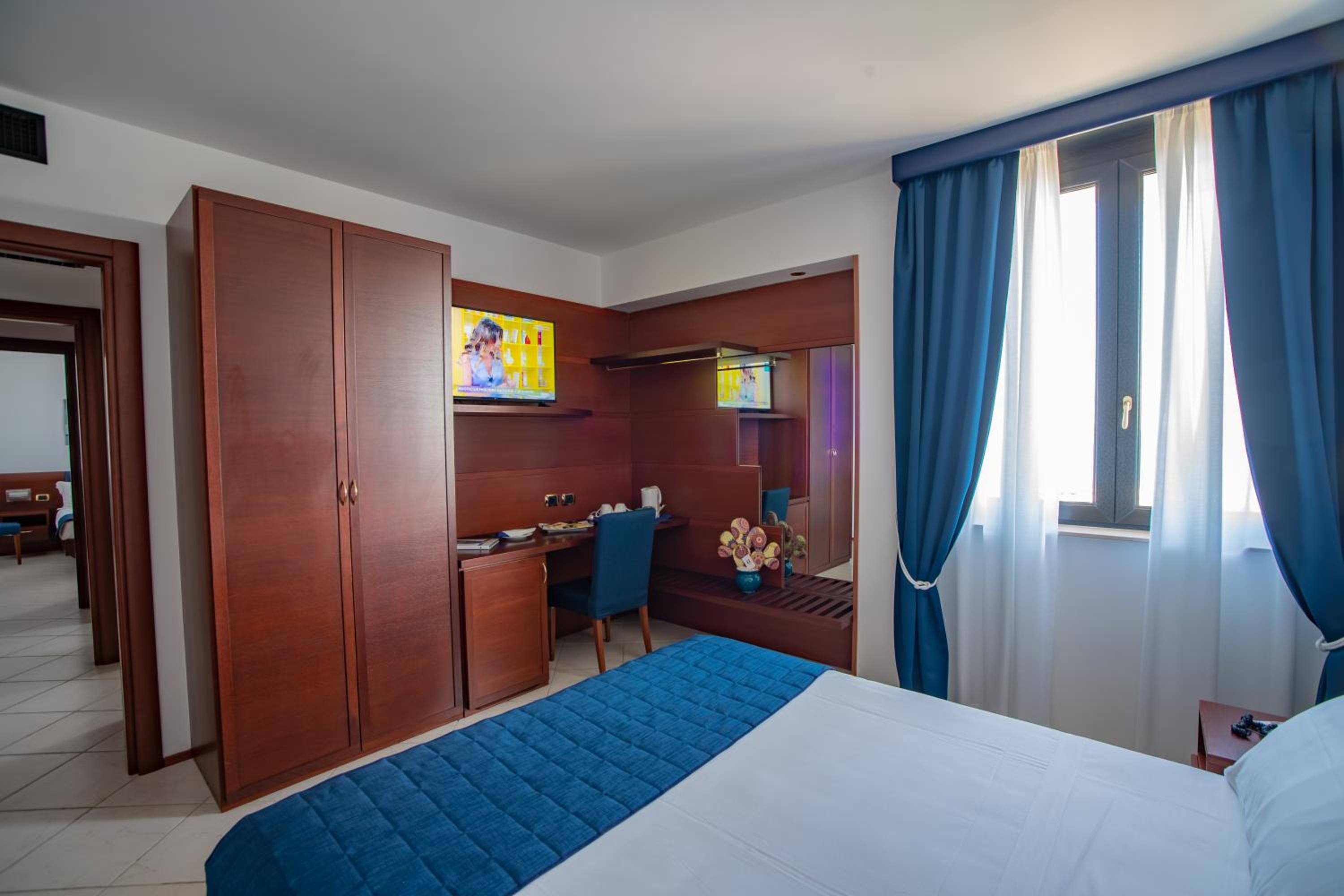 Superior Queen Room with Sea View - Non-Smoking - Photo 1