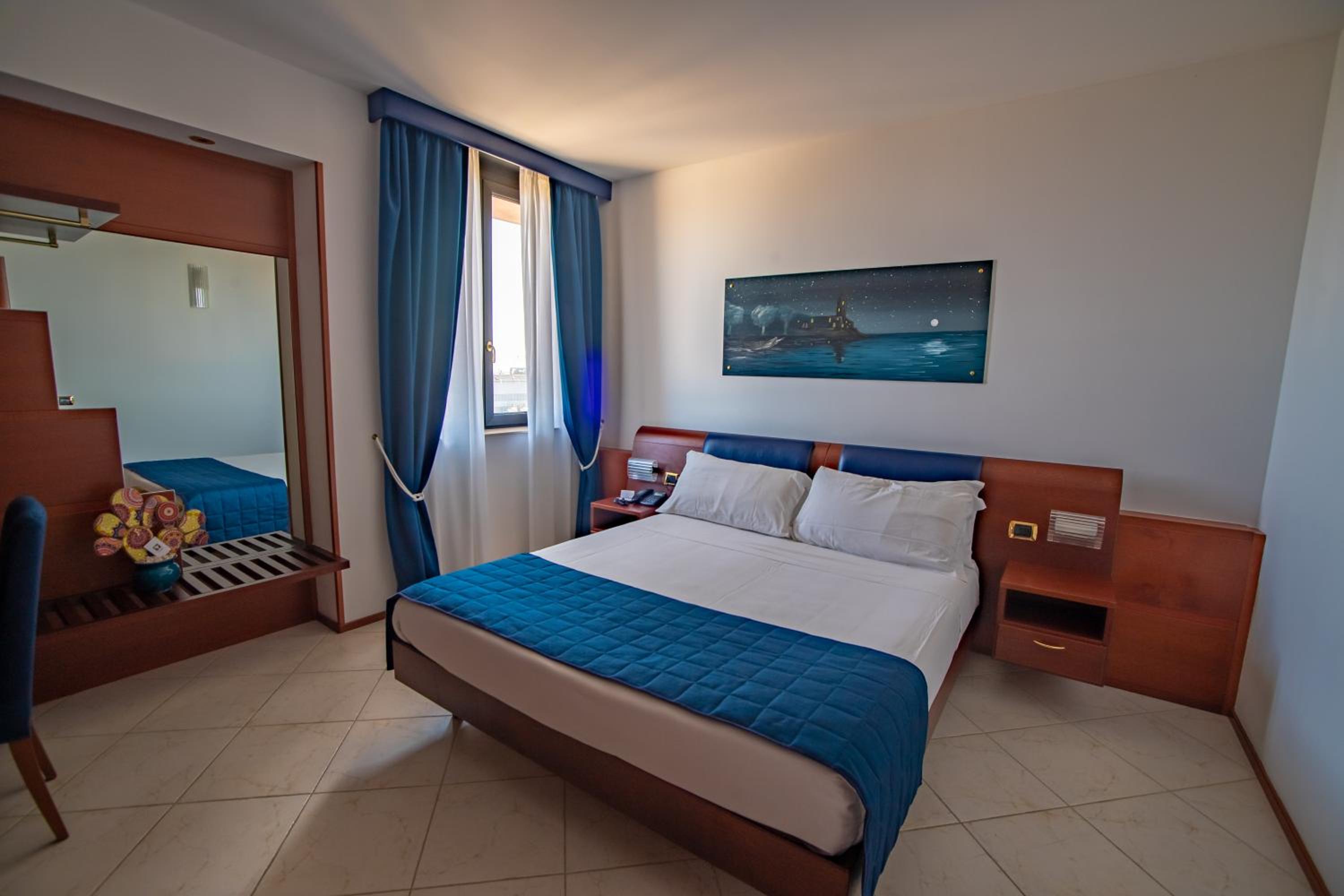 Superior Queen Room with Sea View - Non-Smoking - Photo 2