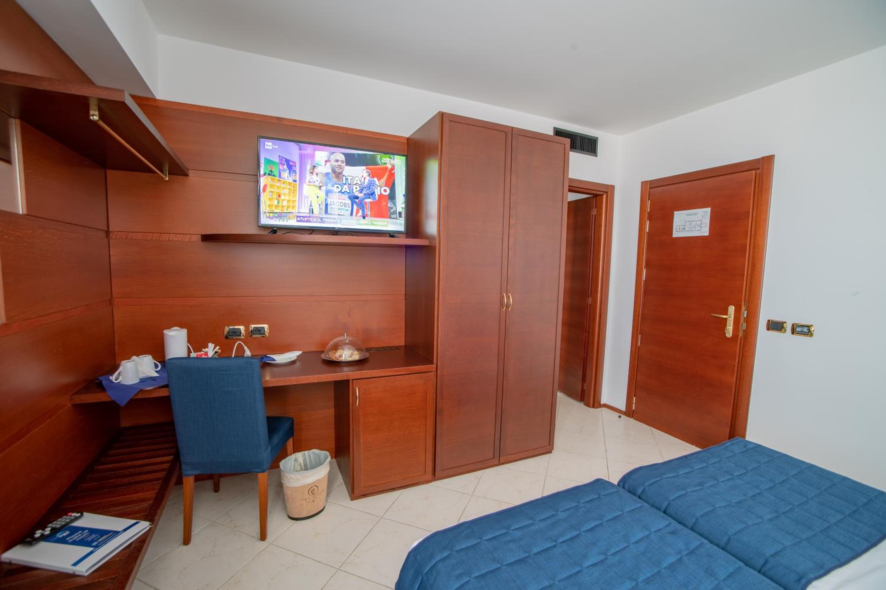 Standard Twin Room - Photo 4