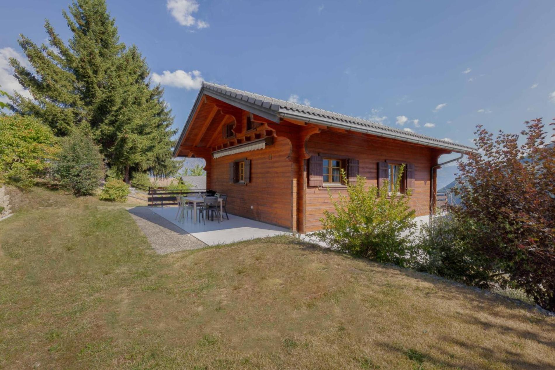 Three-Bedroom House photo 2