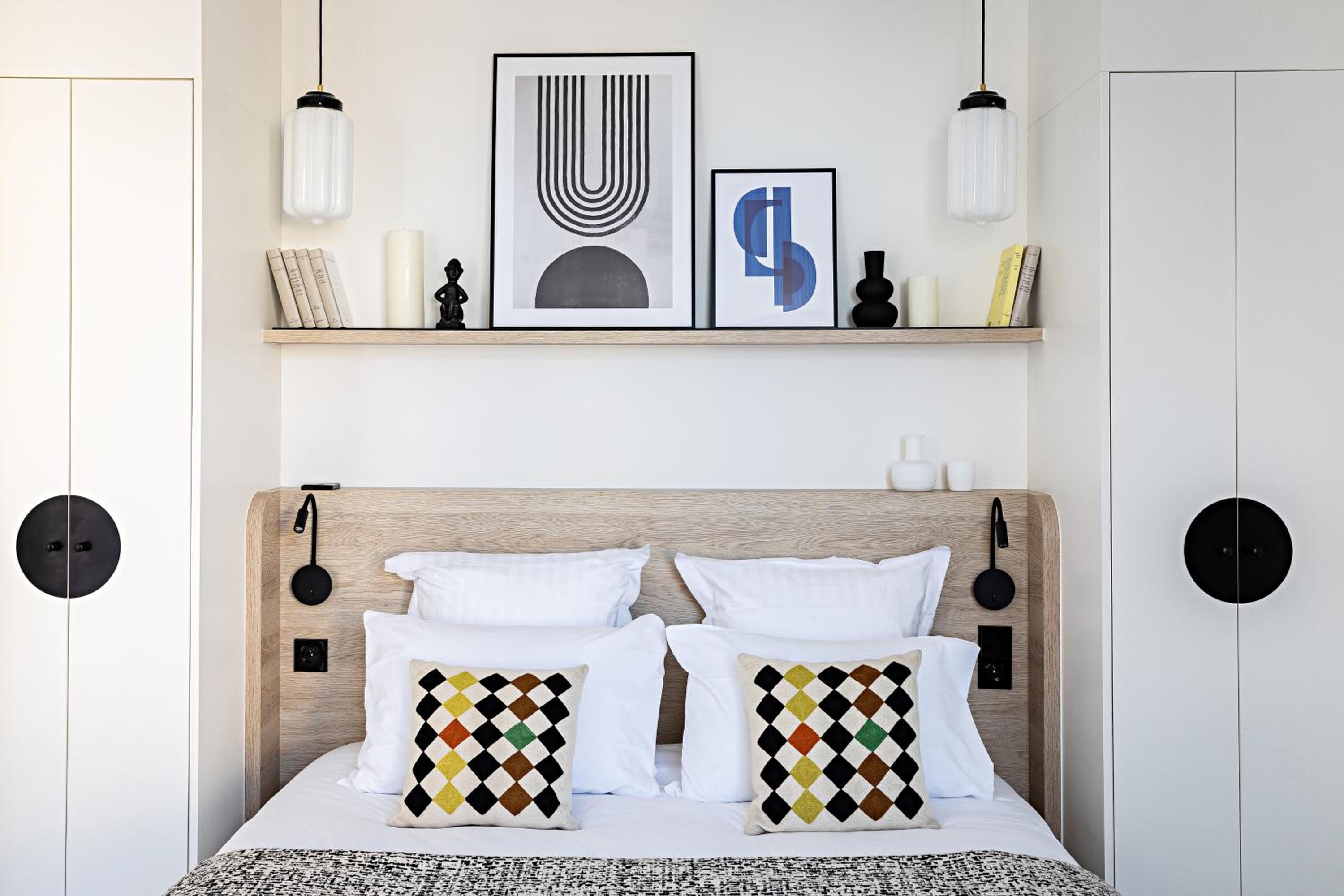 Superior Queen Room with Walk-In Shower - Mobility Accessible thumbnail 5