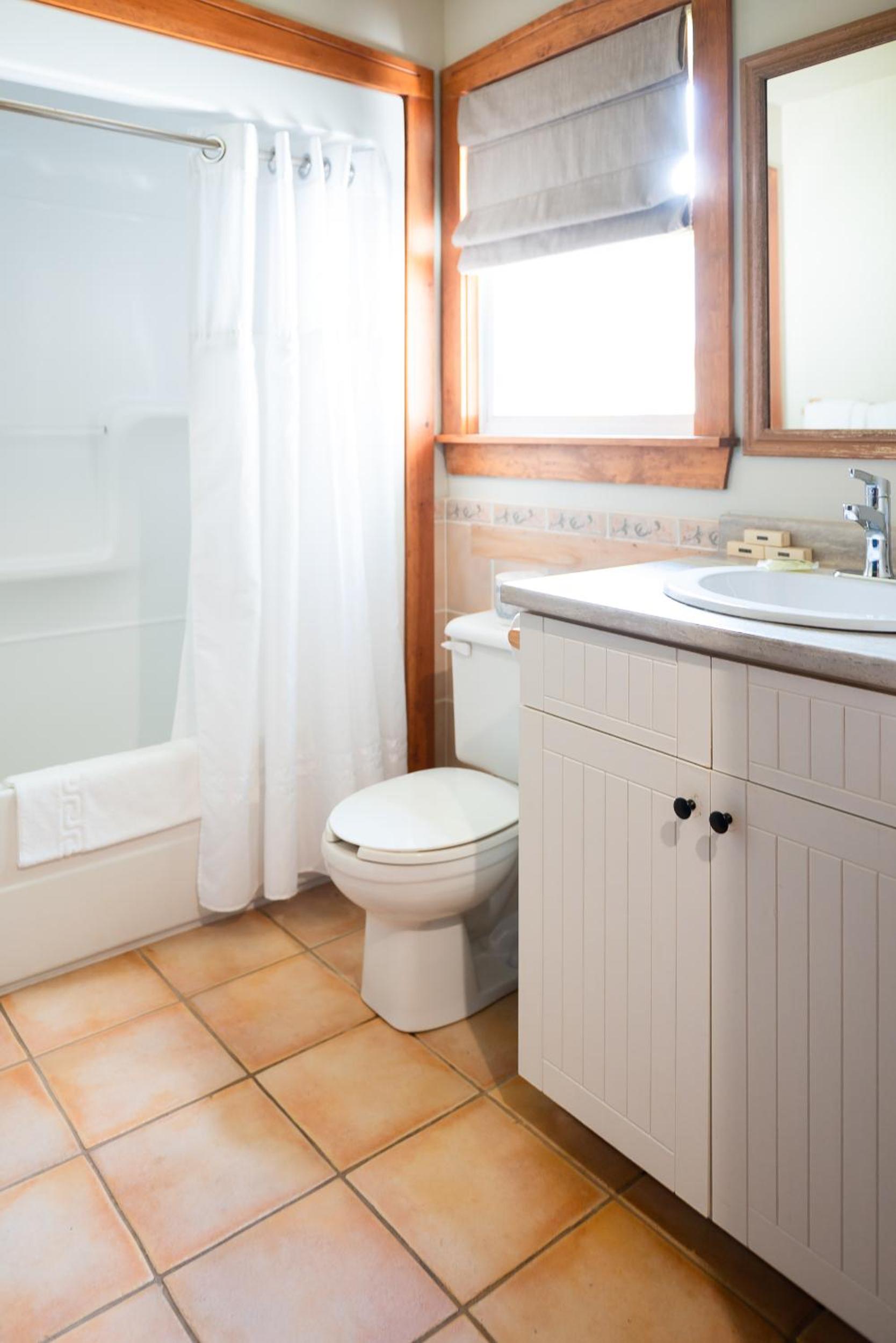 One-Bedroom Cottage with Two Queen Beds - Photo 5