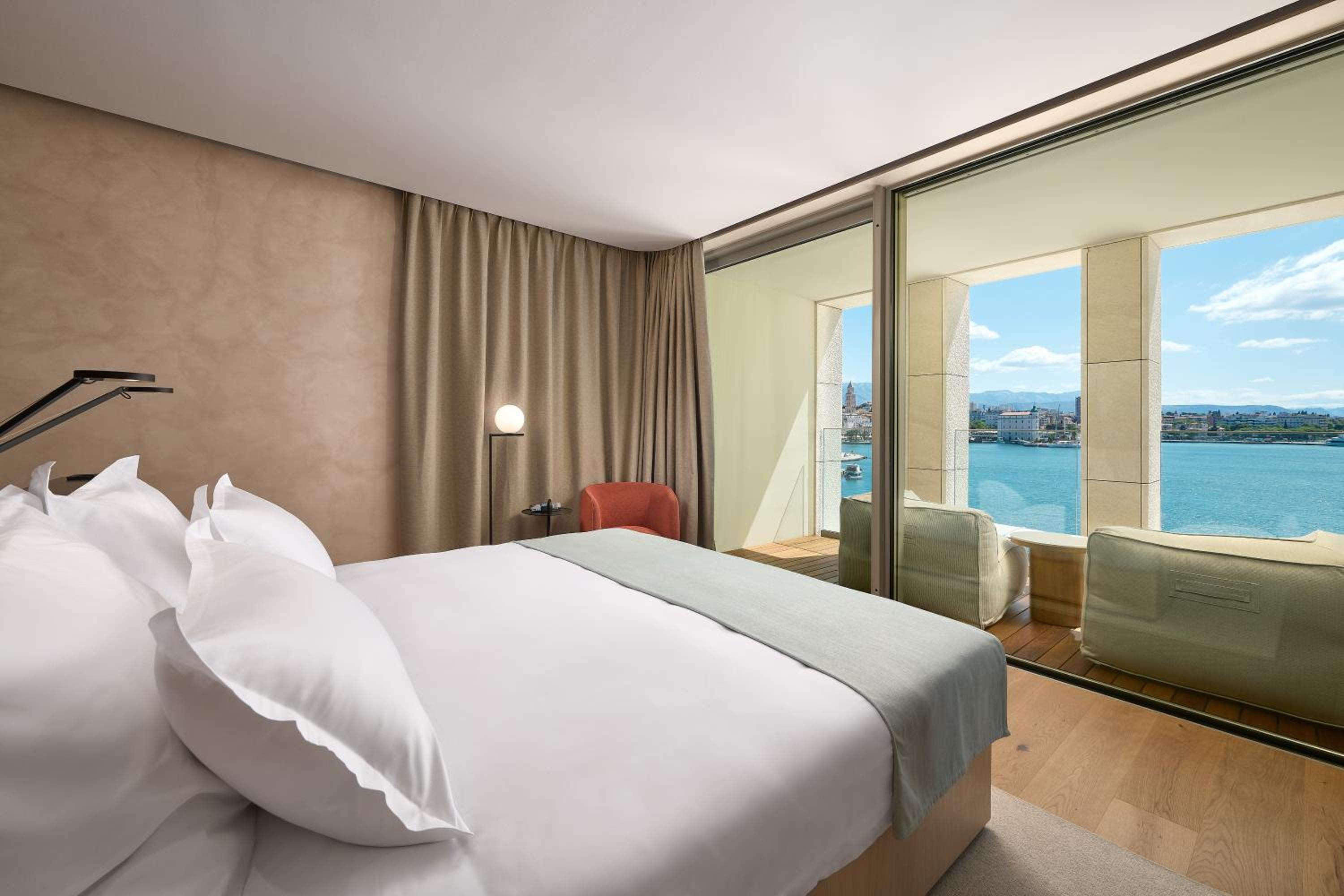 Premium King Room with Balcony and Sea View - Photo 1