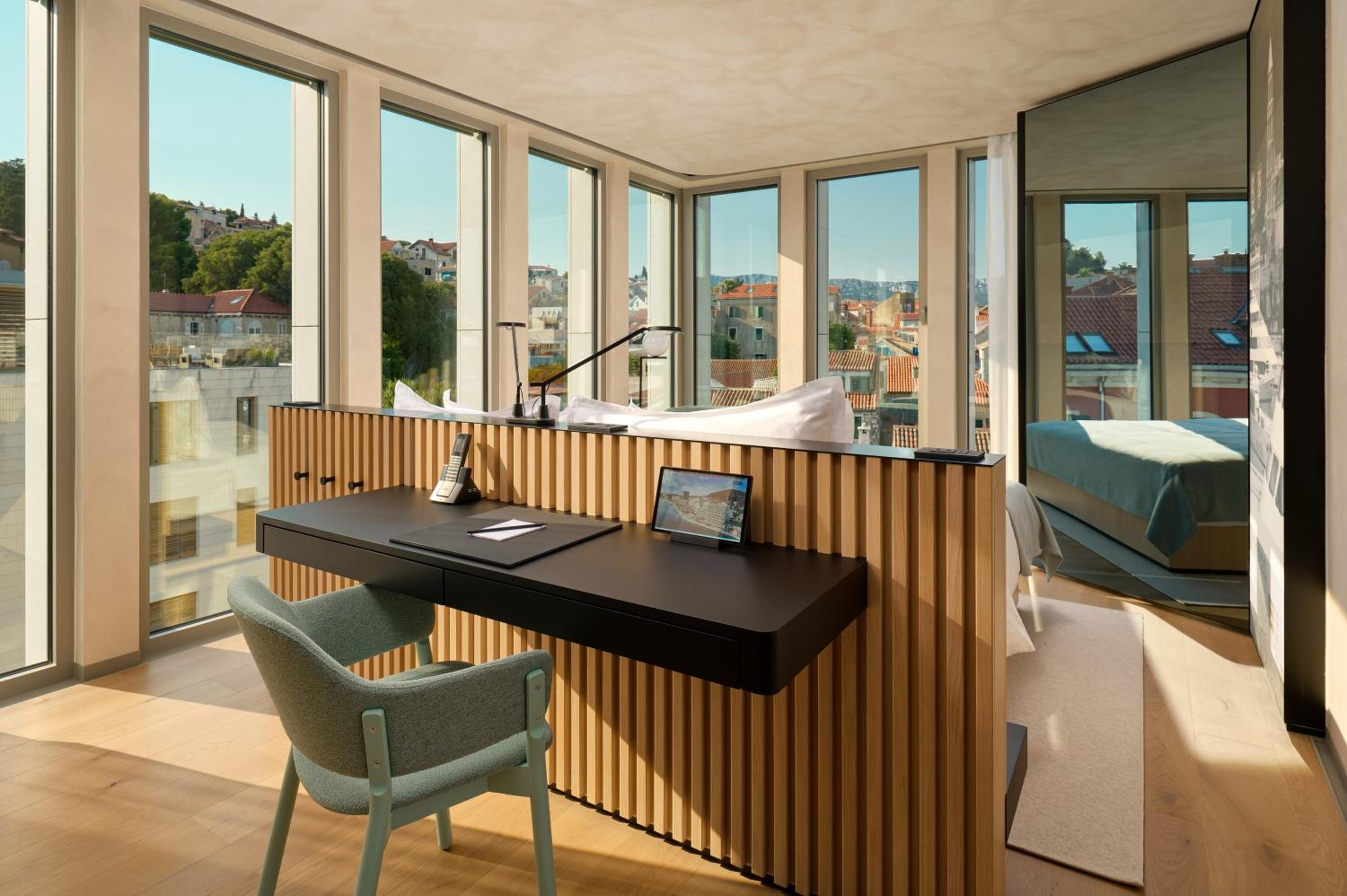Superior King Room with City View
