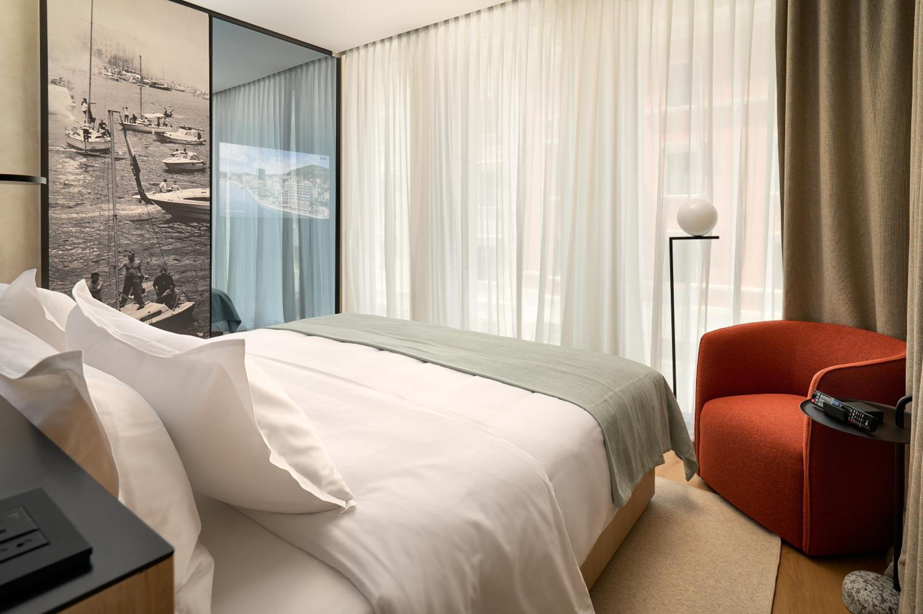 Classic King Room with Street View - Photo 2