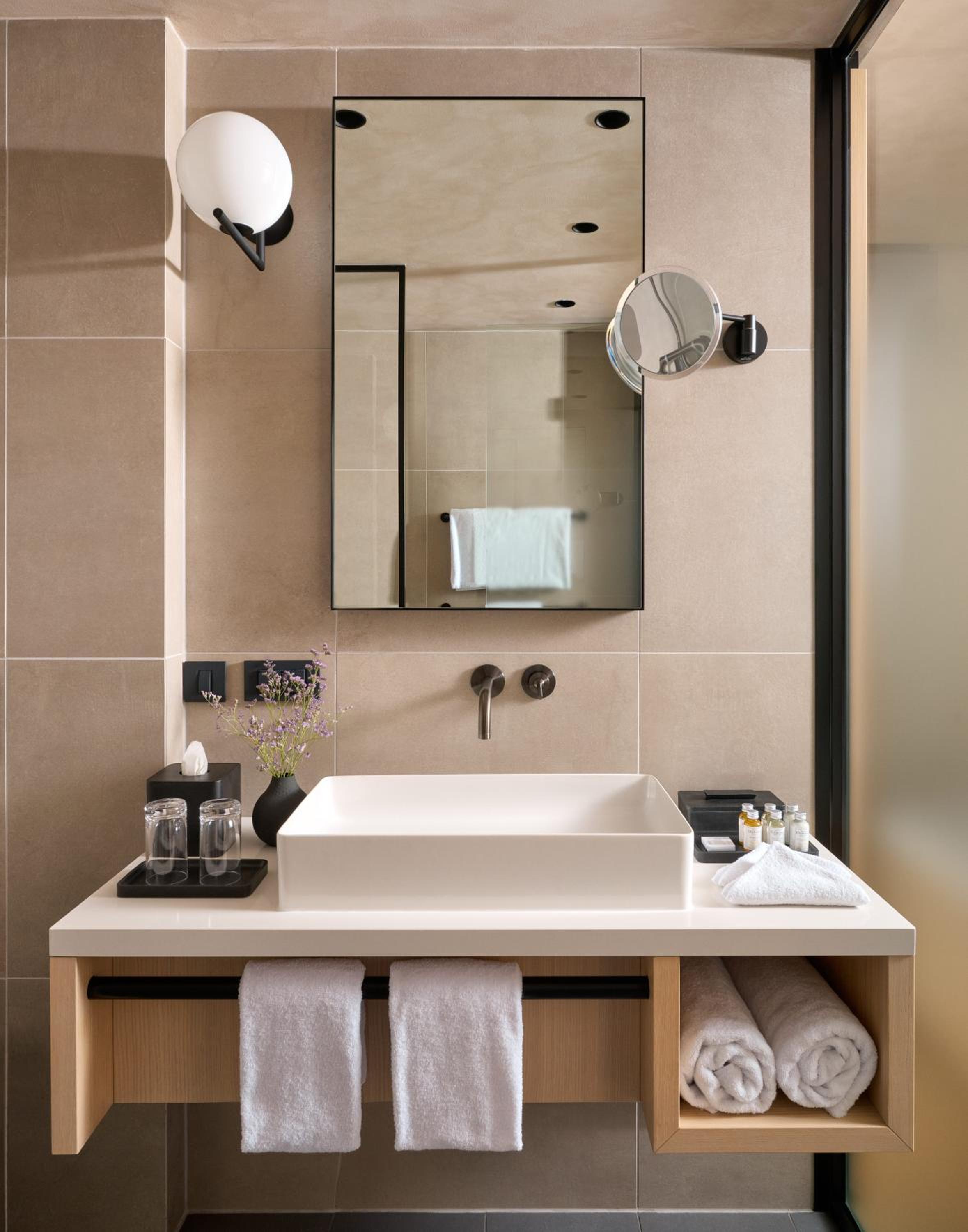 Superior Twin Room with City View - Photo 6