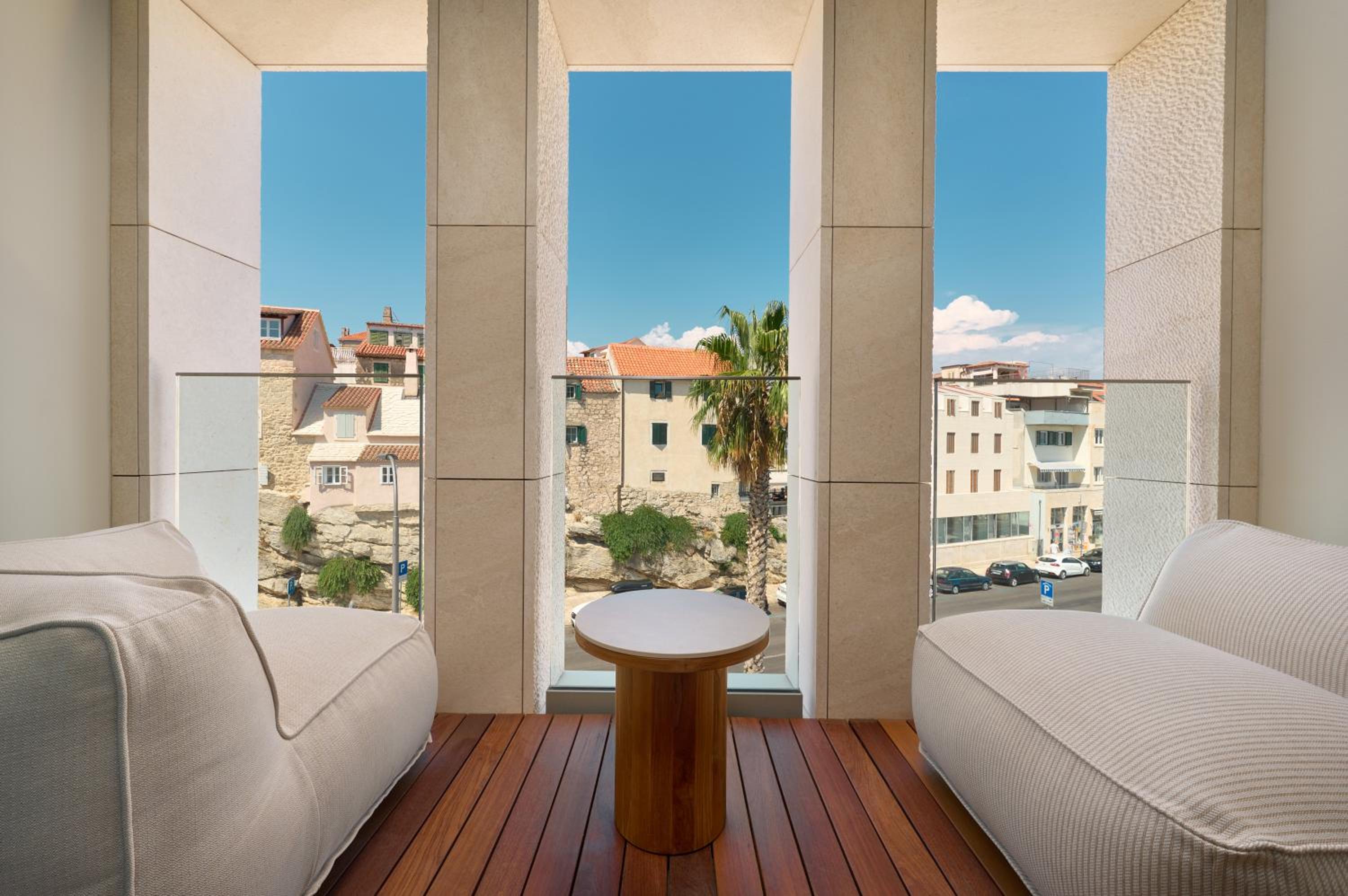 Premium Twin Room with Balcony and City View - Photo 3
