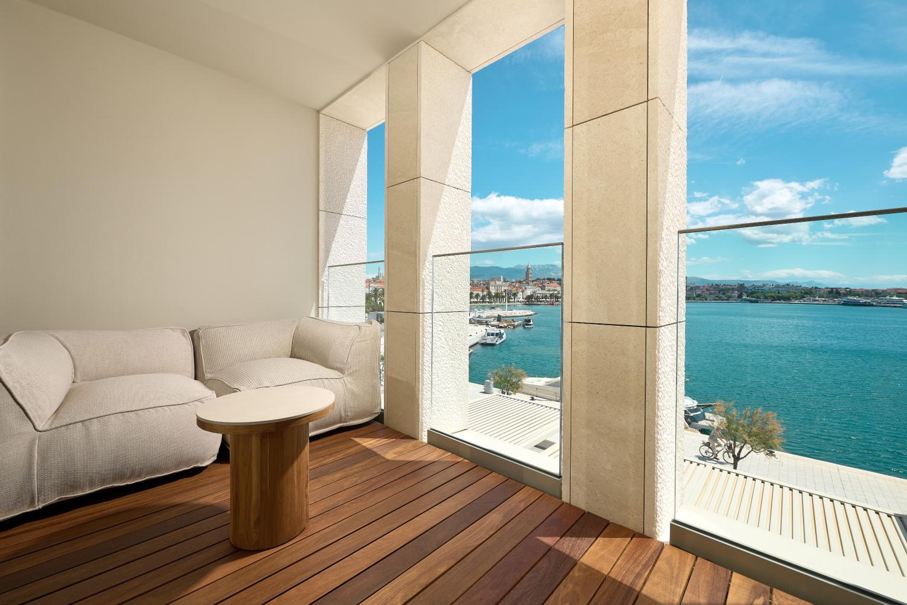 Premium King Room with Balcony and Sea View - Photo 7