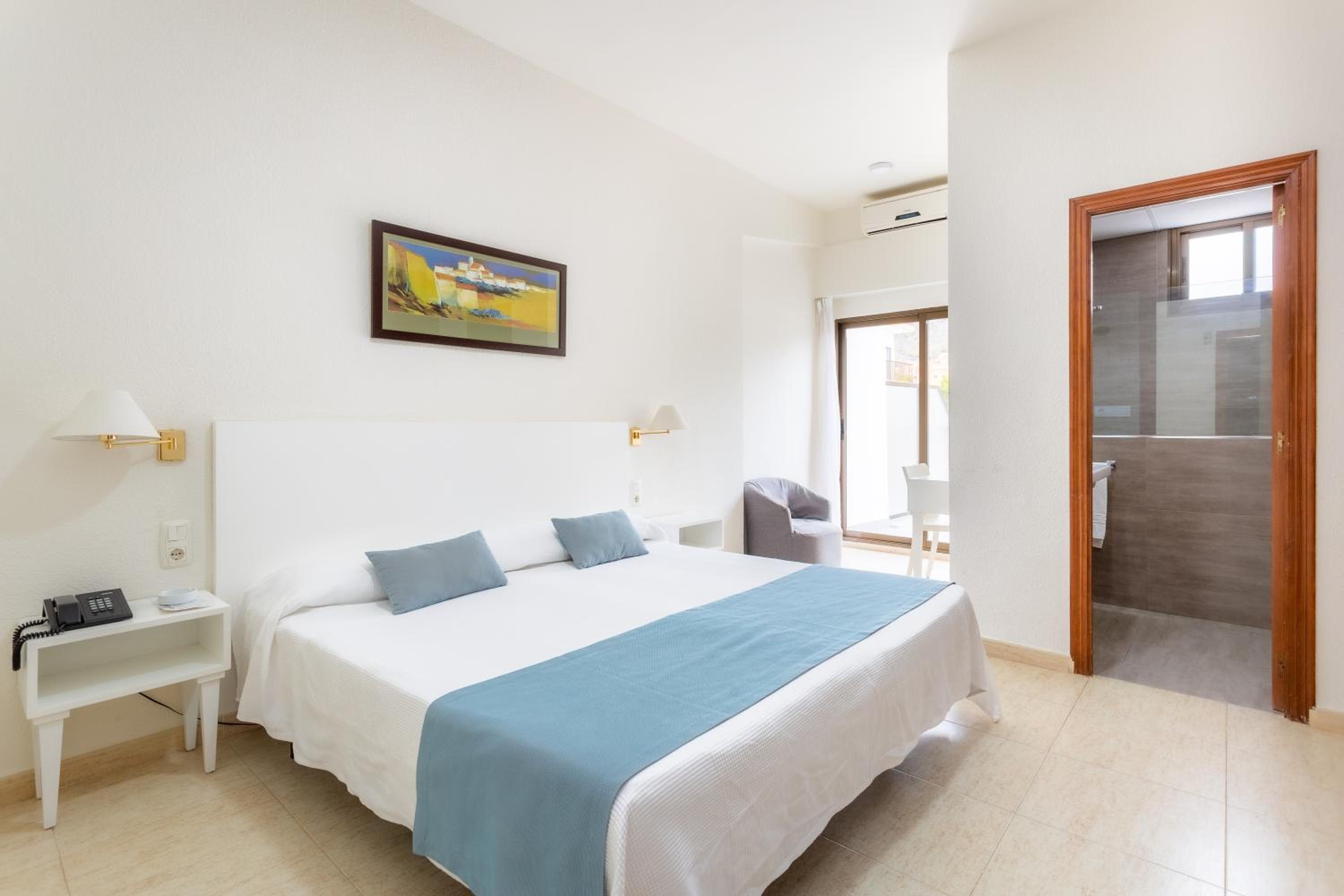 Double or Twin Room - Photo 5