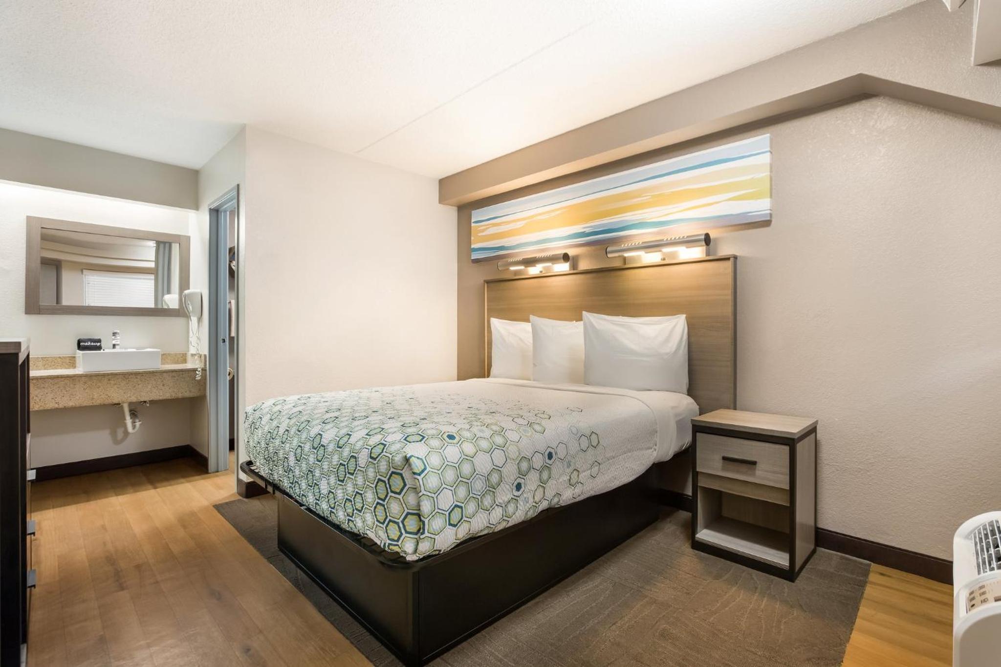 Studio Queen Room with One Queen Bed Non-Smoking - Photo 8
