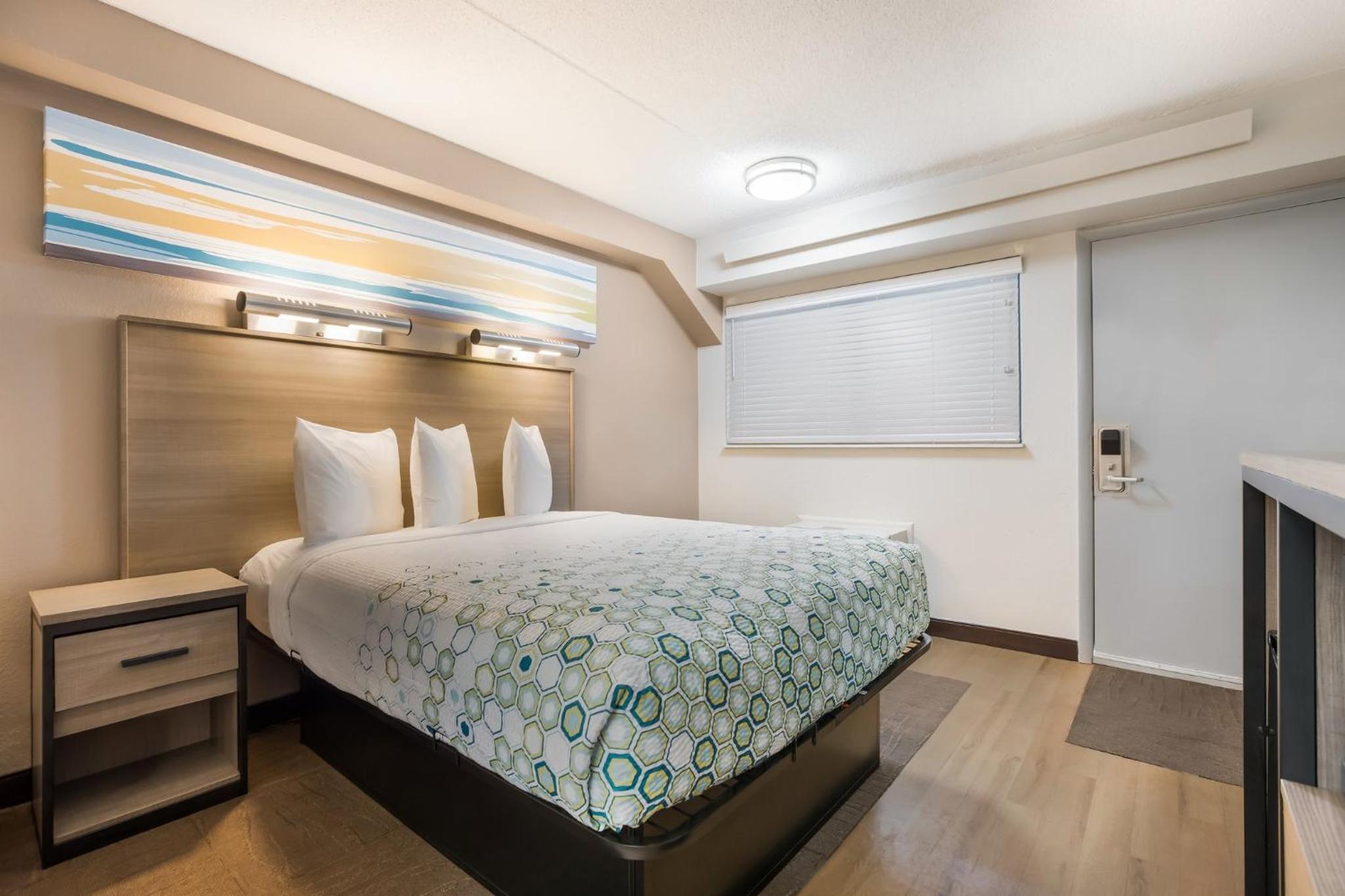 Studio Queen Room with One Queen Bed Non-Smoking - Photo 1