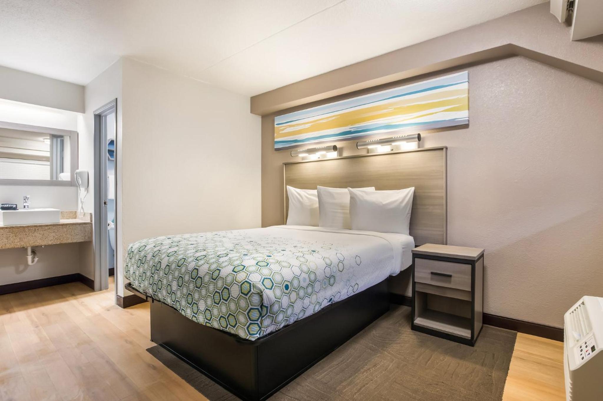 Studio Queen Room with One Queen Bed Non-Smoking - Photo 10
