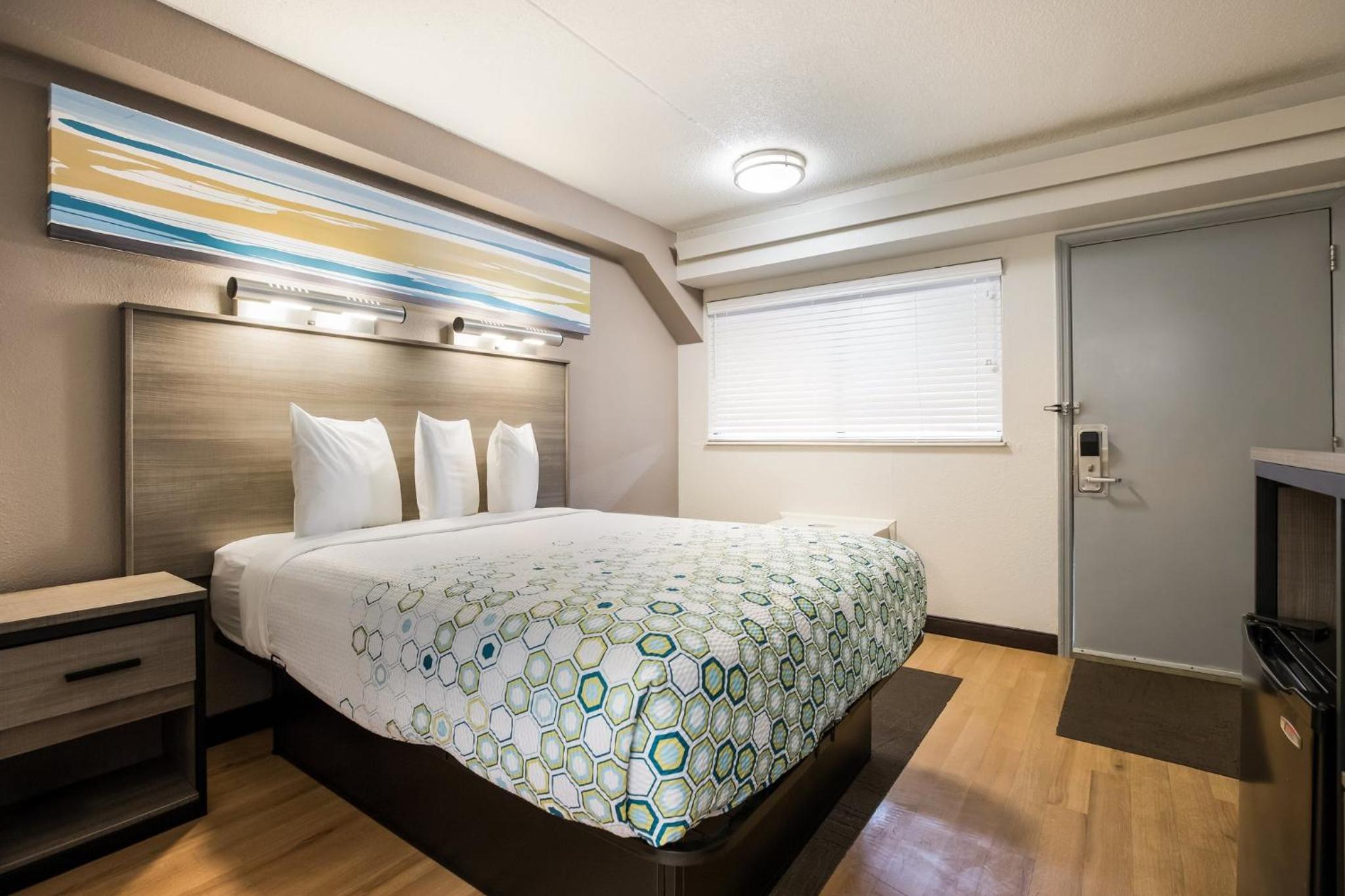 Studio Queen Room with One Queen Bed Non-Smoking - Photo 2