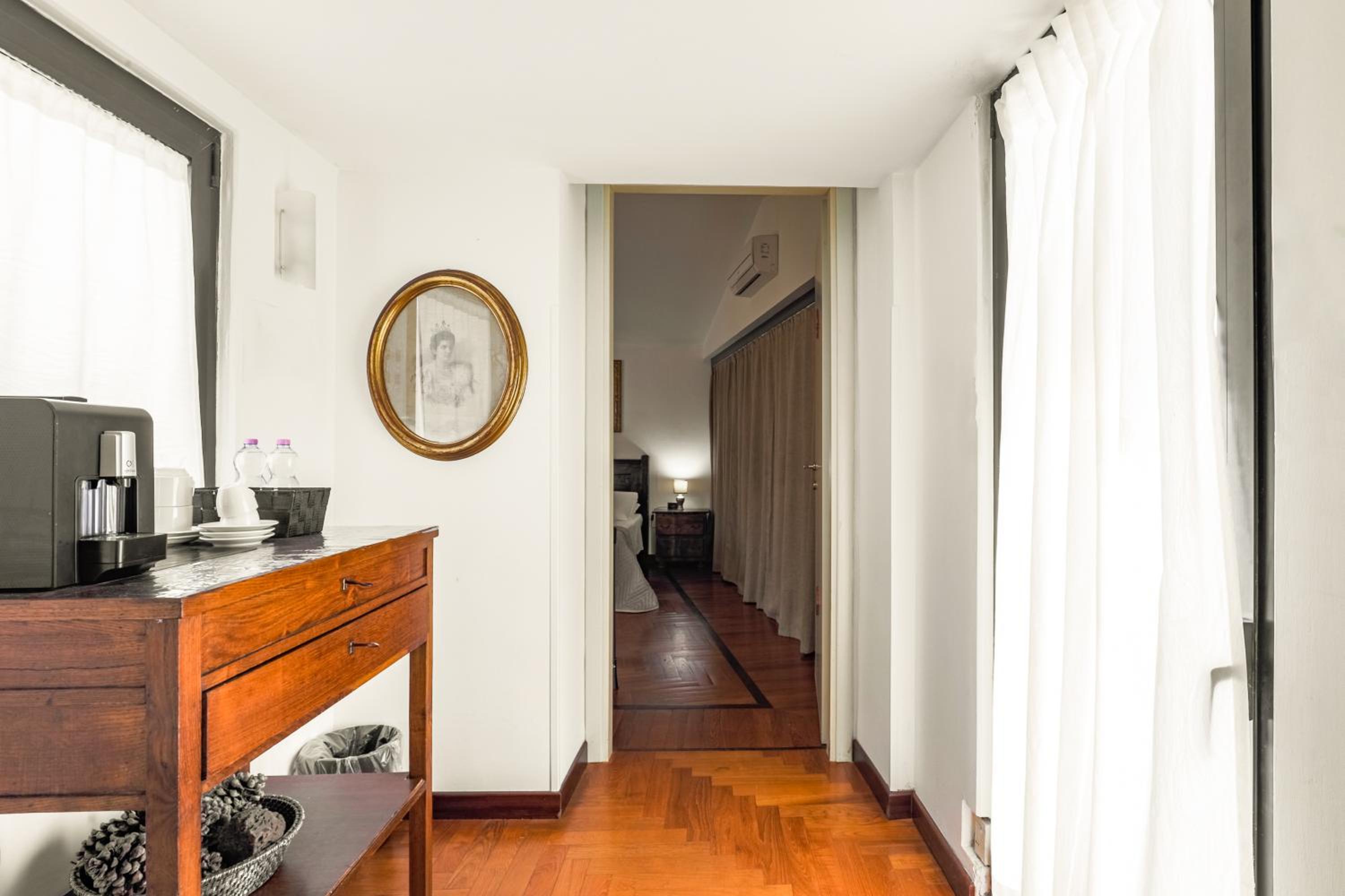 Deluxe Suite with Spa Bath - Photo 22