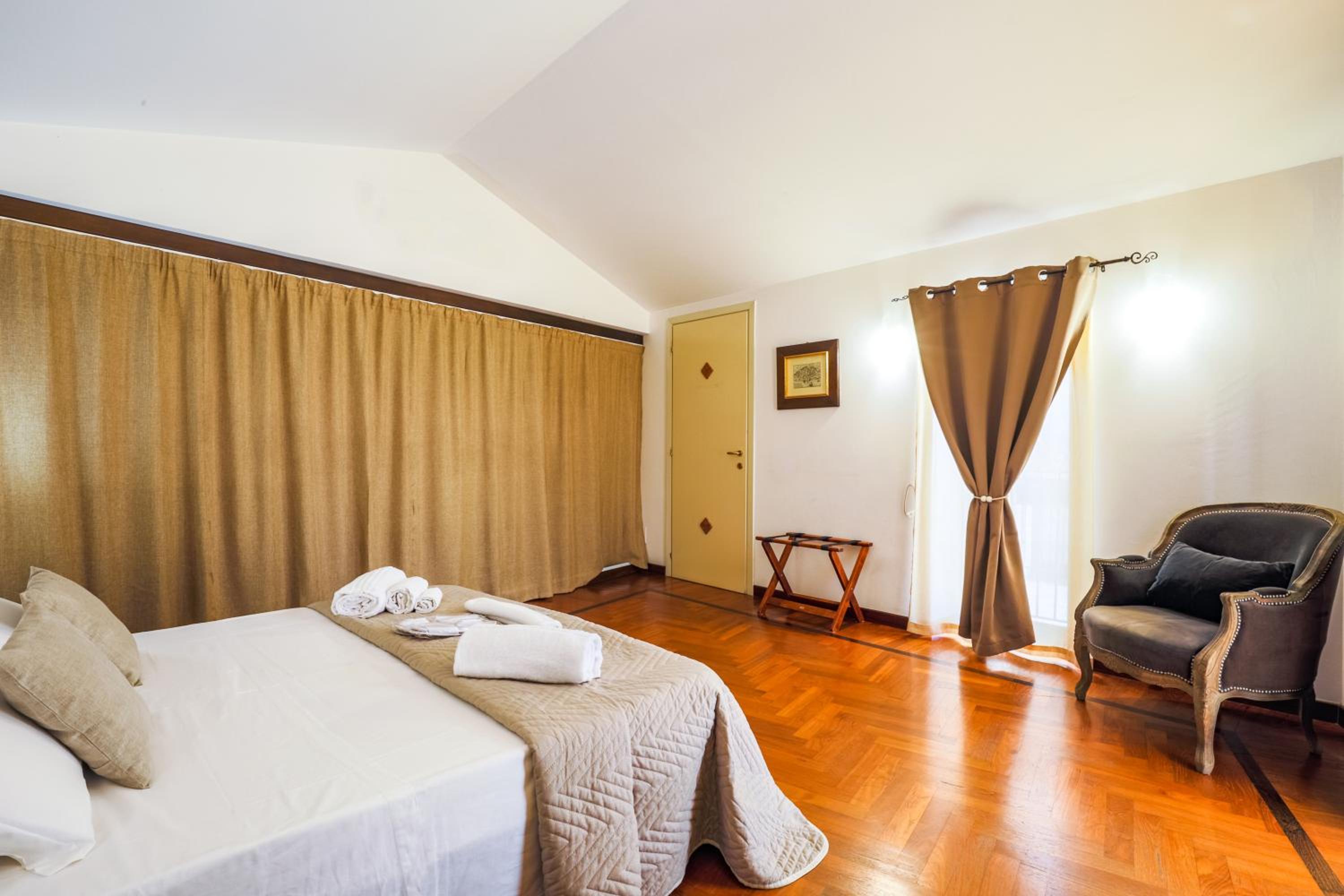 Deluxe Suite with Spa Bath - Photo 27