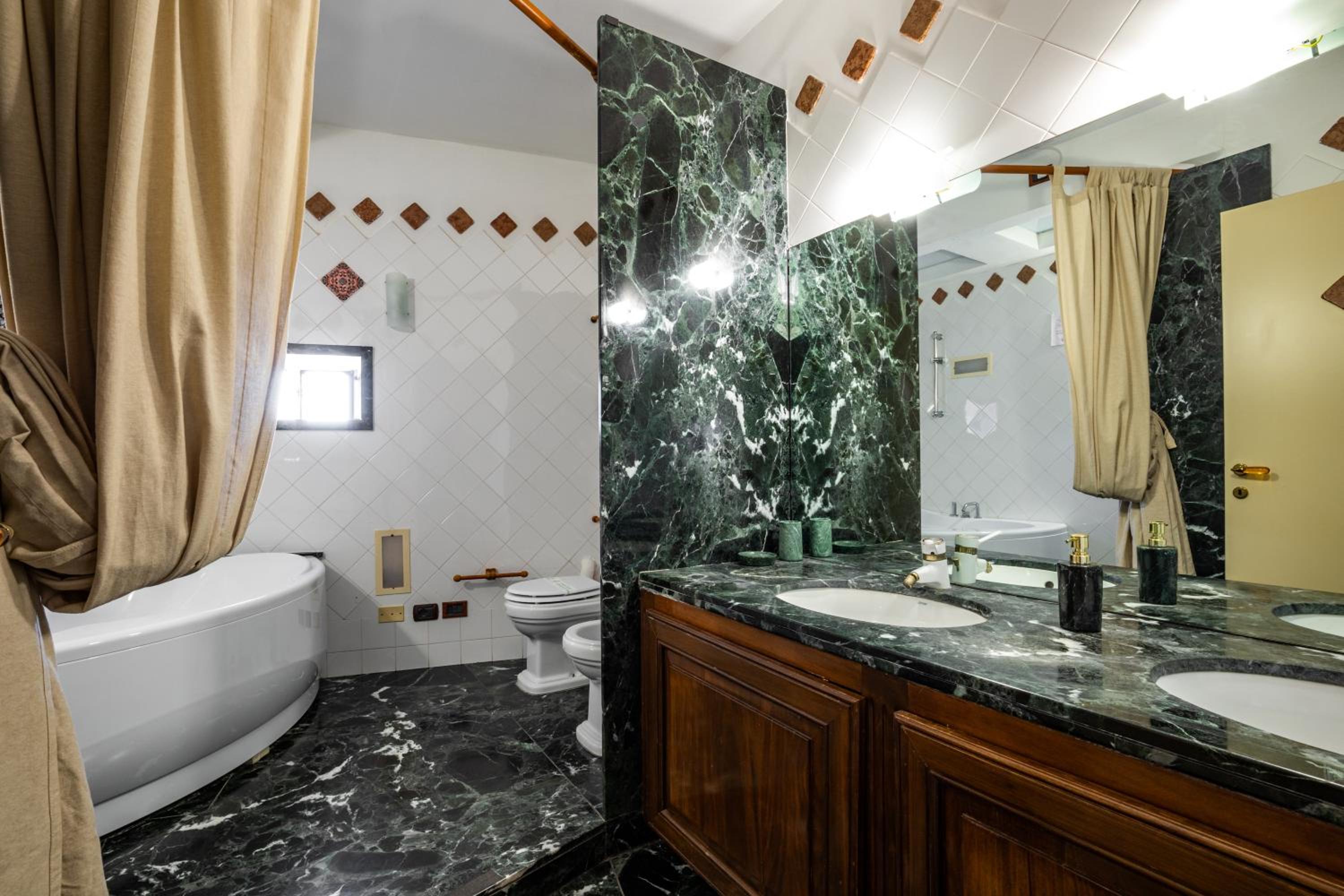 Deluxe Suite with Spa Bath - Photo 28