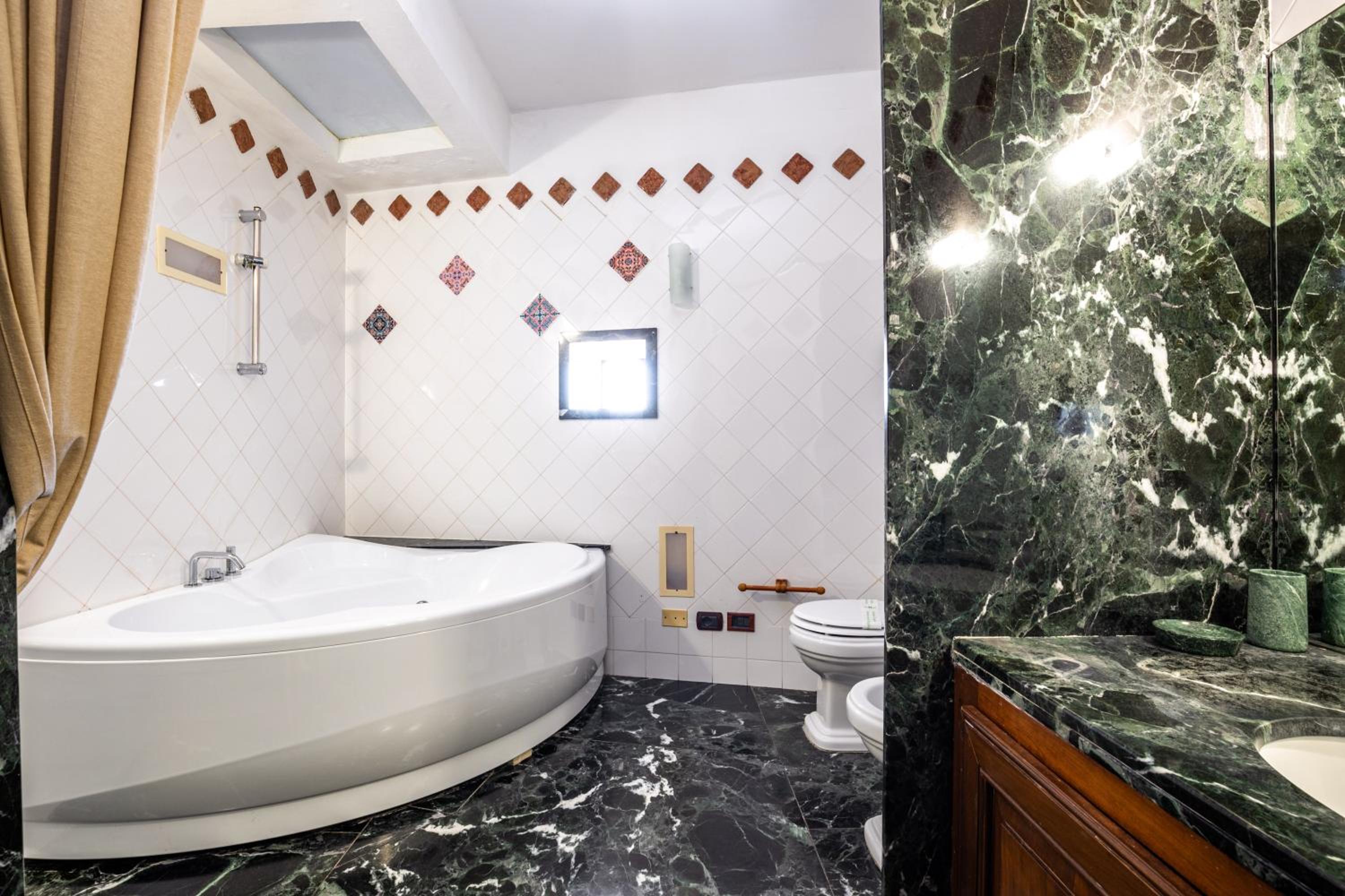 Deluxe Suite with Spa Bath - Photo 15