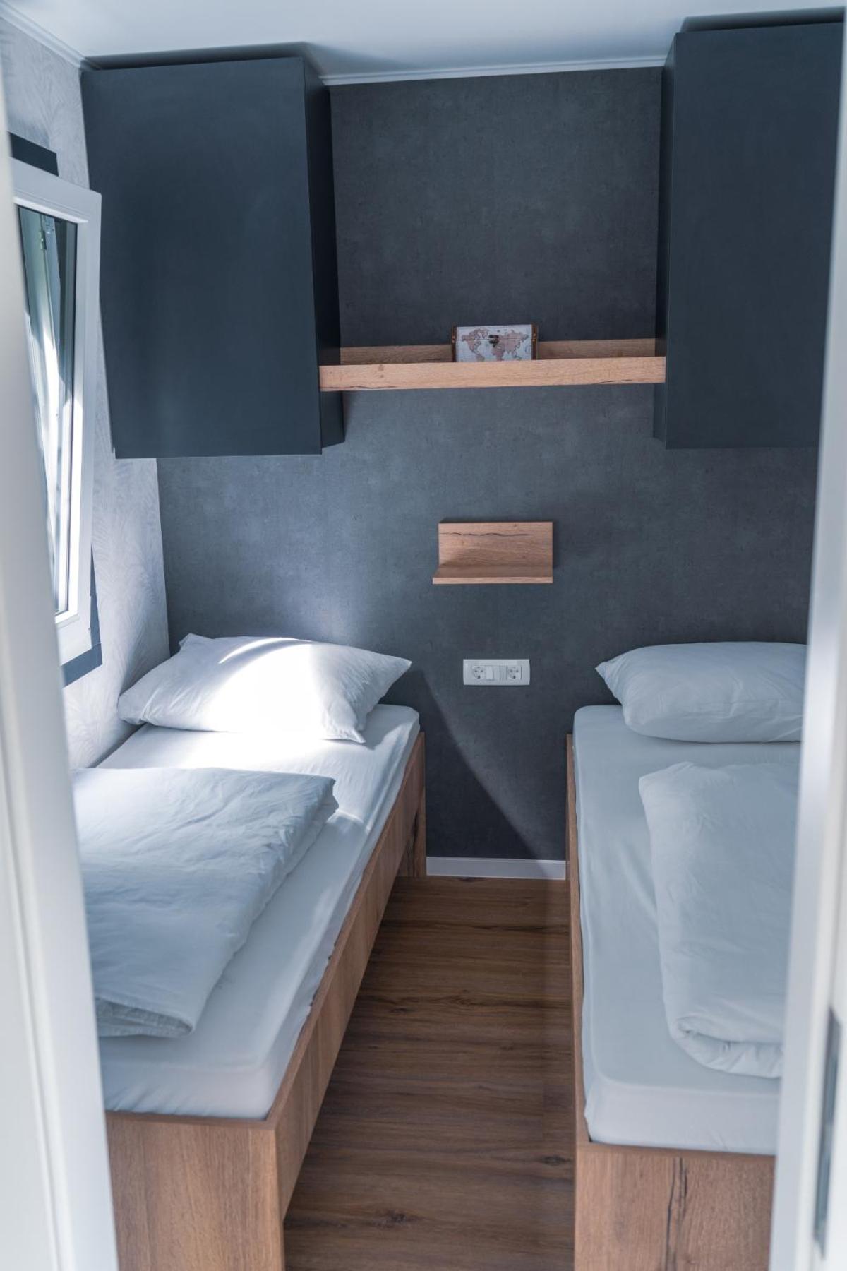 Mobile Home - Photo 11