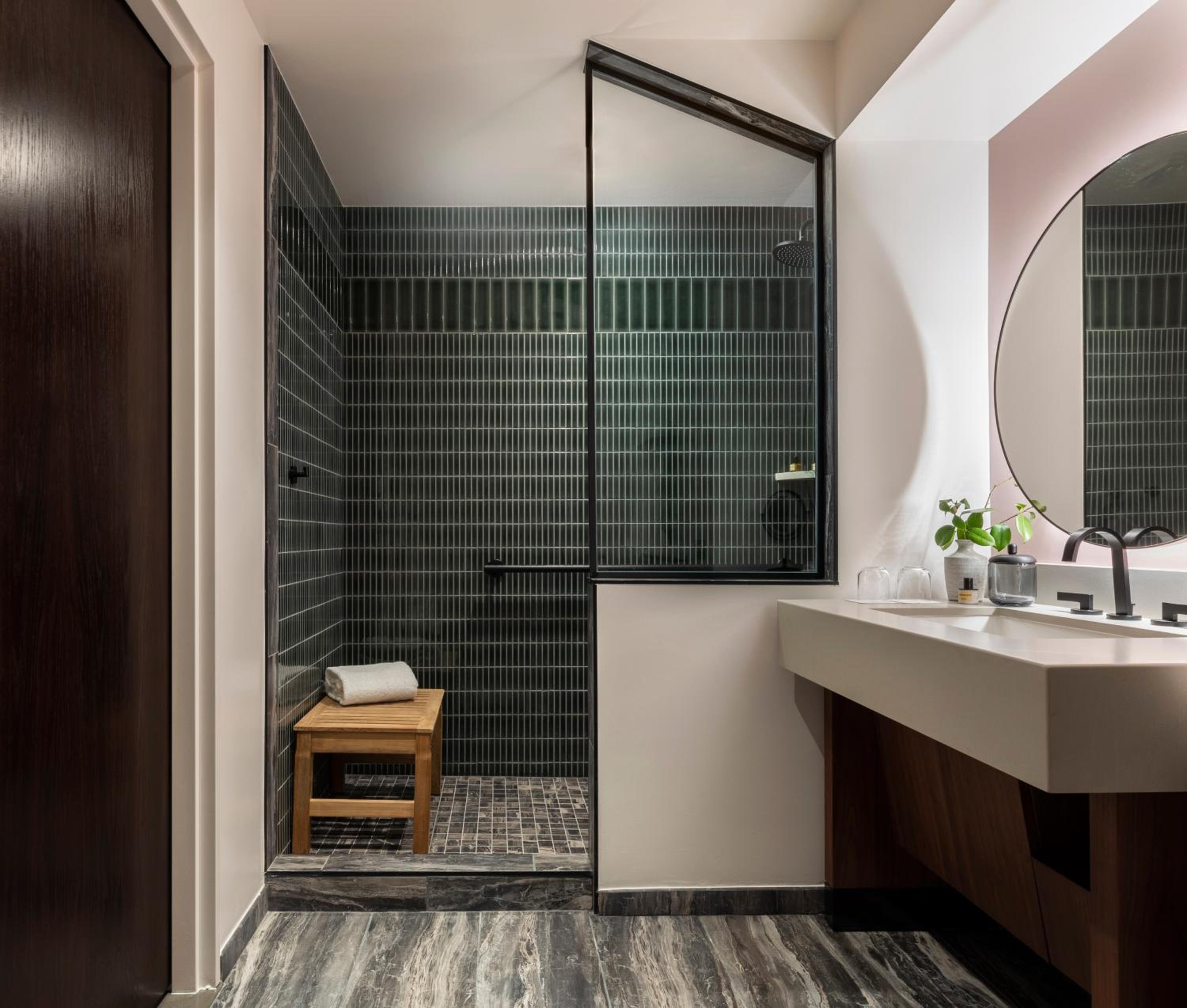 King Room - Accessible with Shower with Grab Bar - Photo 5