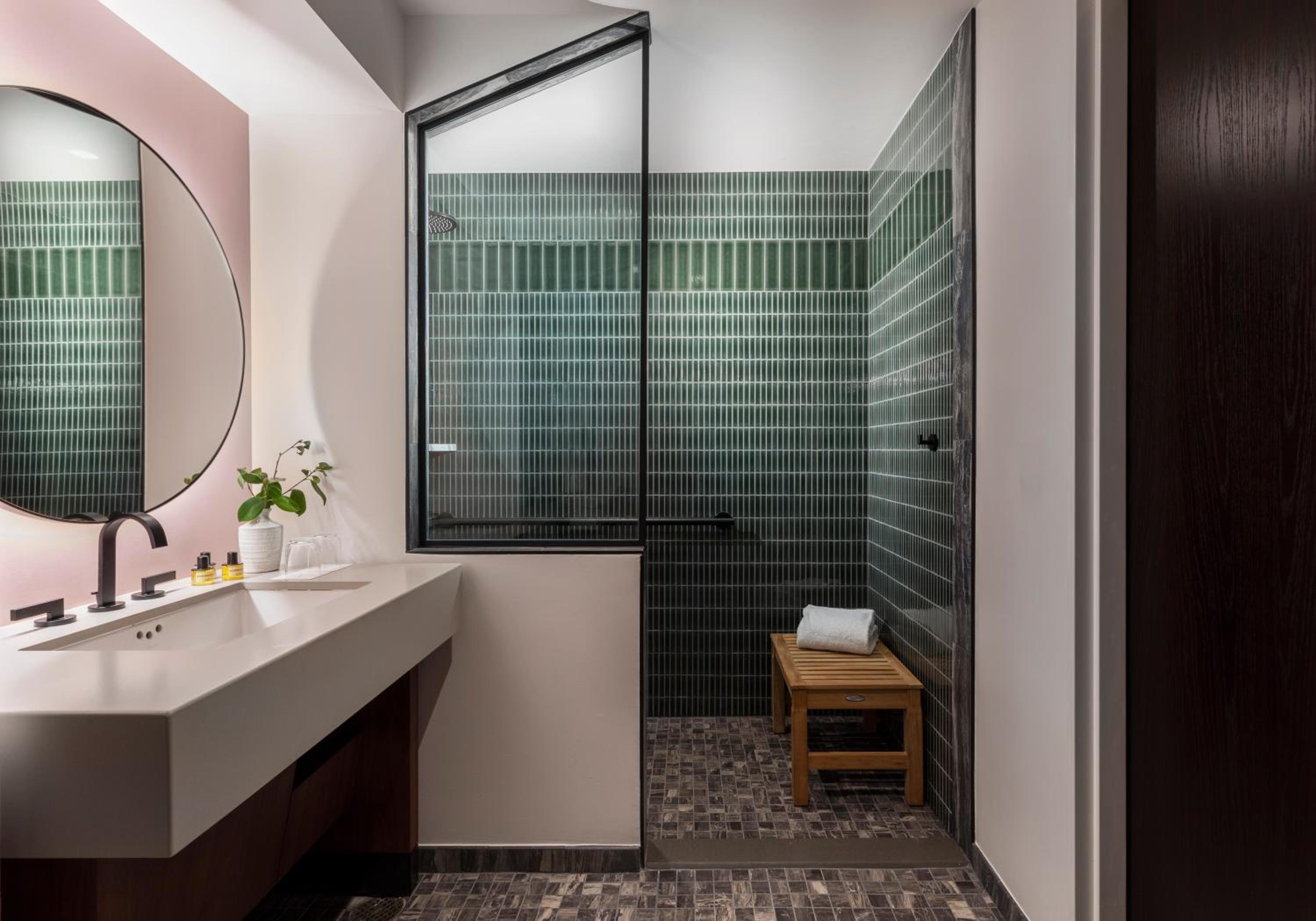 King Room - Accessible with Shower with Grab Bar - Photo 8