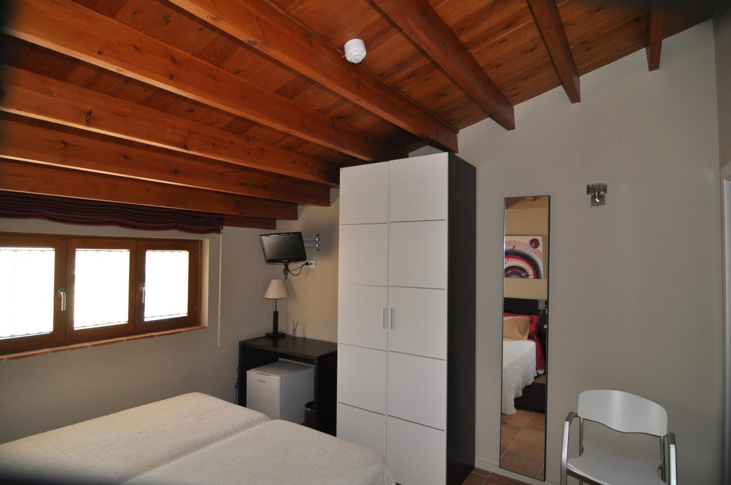 Twin Room - Photo 8