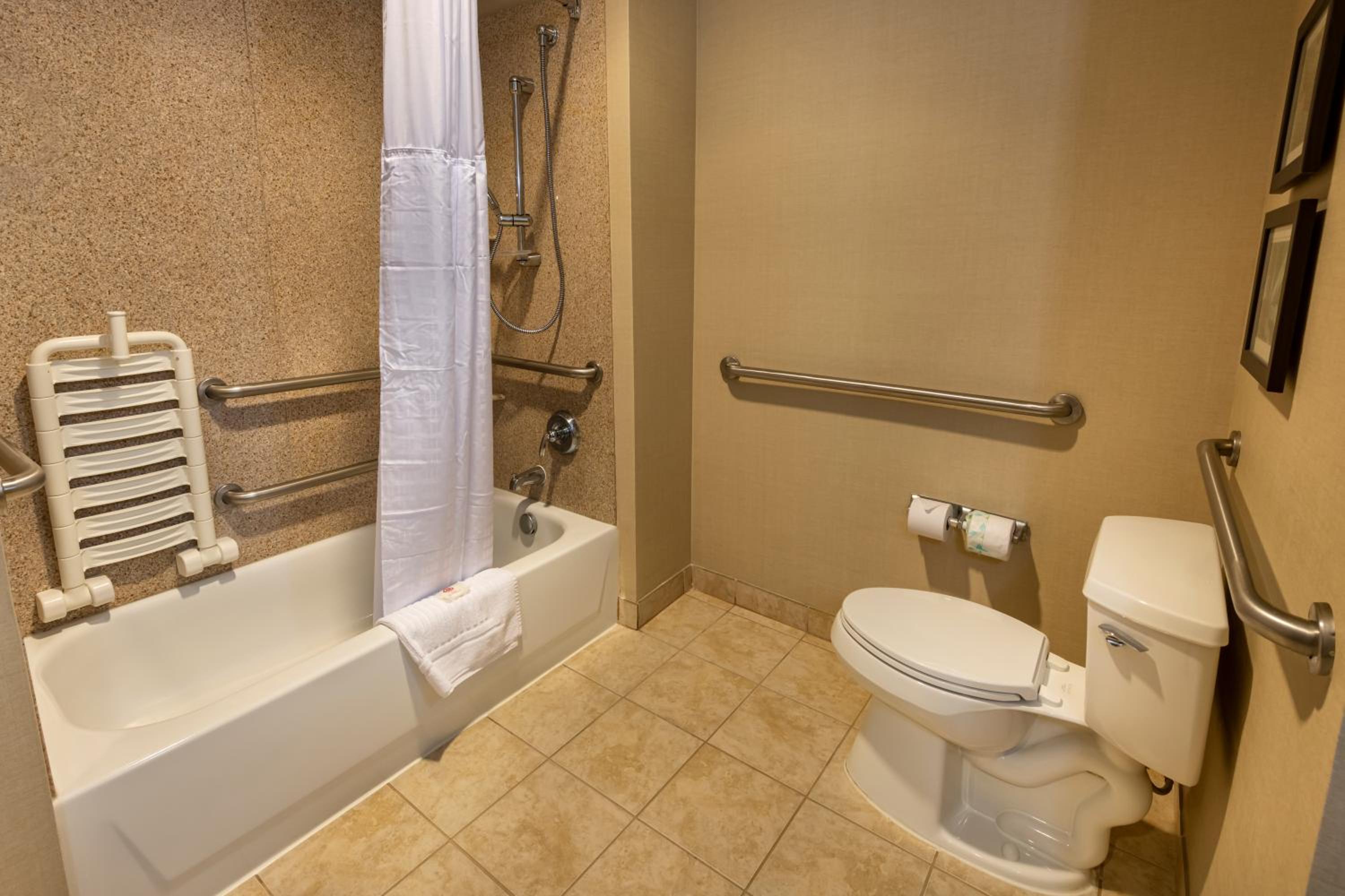 Queen Suite with Two Queen Beds and Sofa Bed - Accessible/Non-Smoking - Photo 4