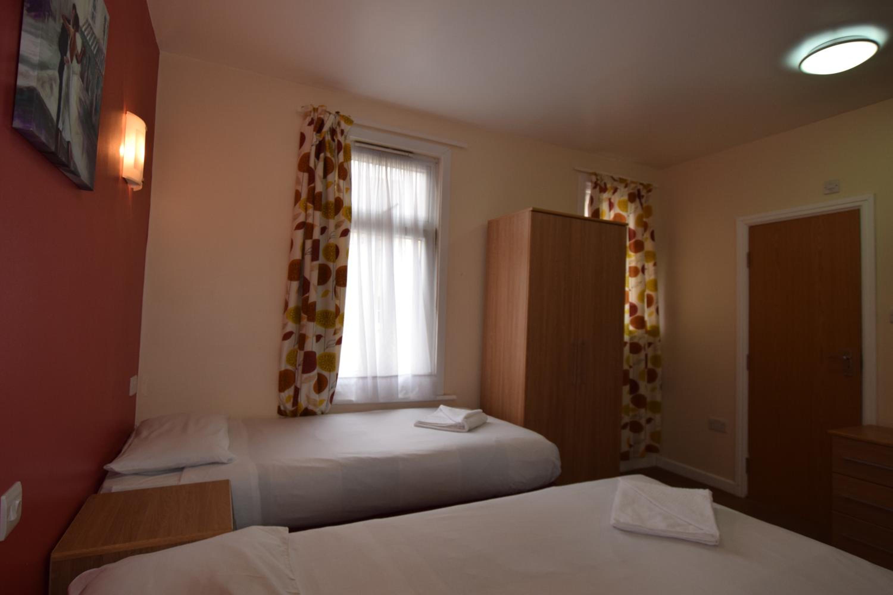 Twin Room - Photo 3