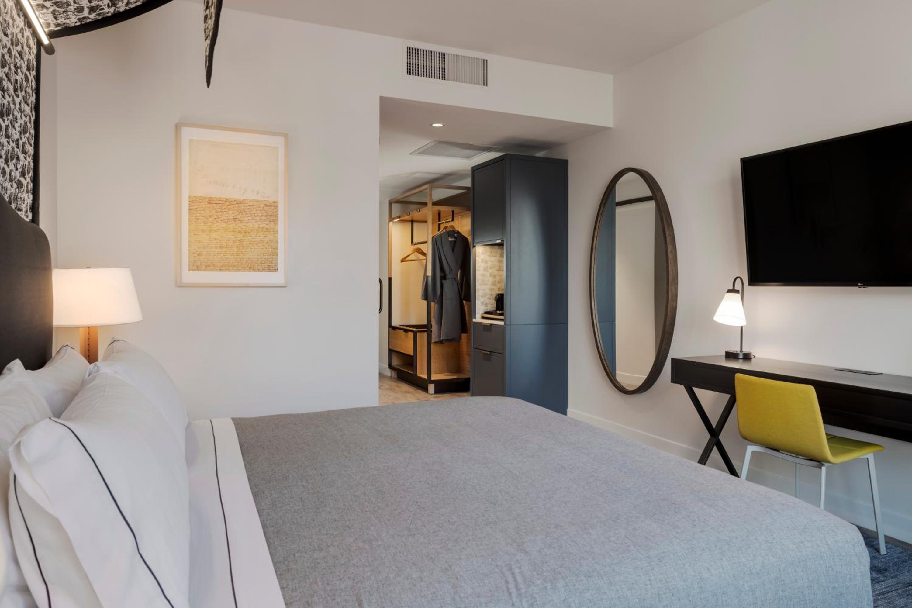 King Room with City View thumbnail 5