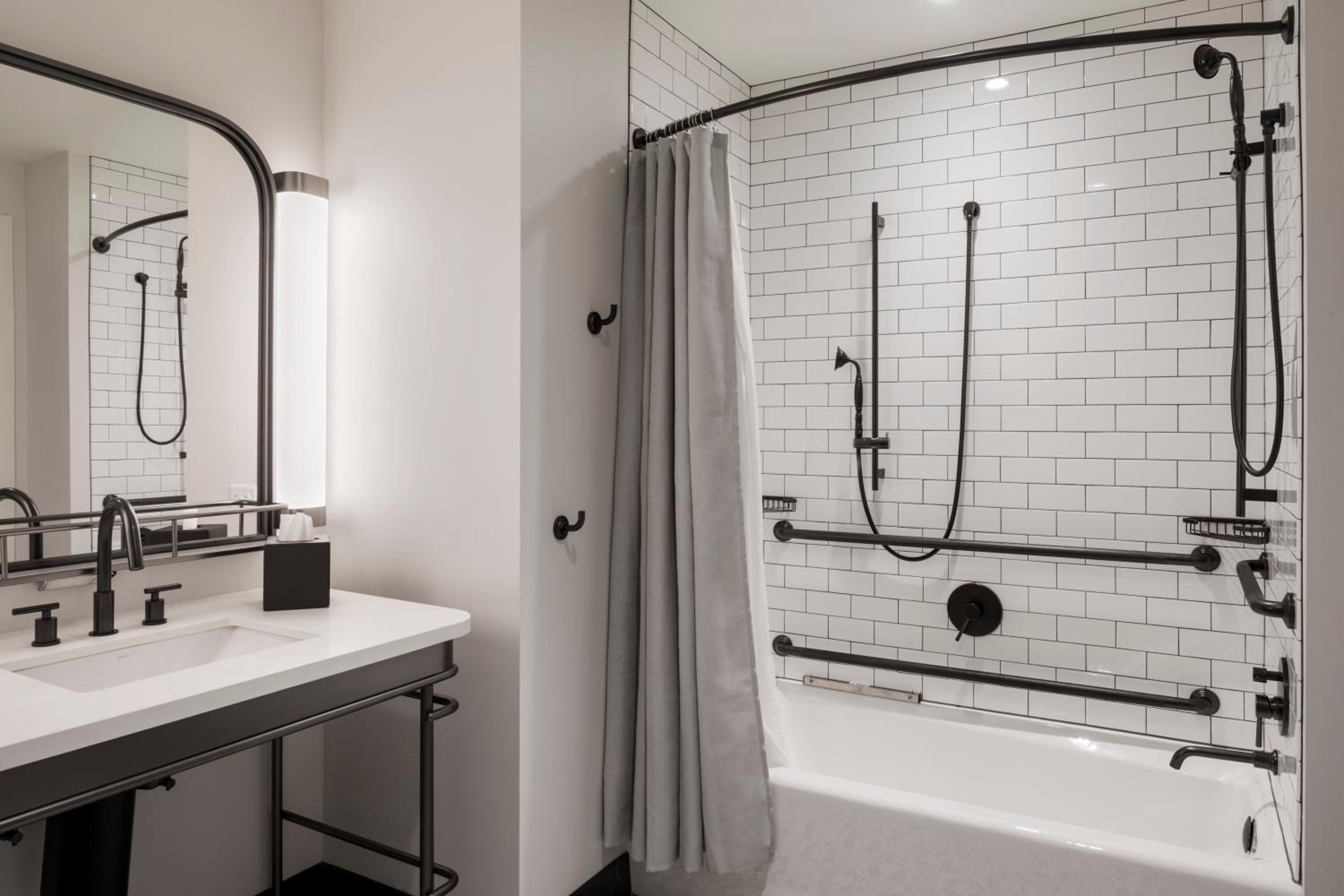 Corner King Room with Bath Tub - Mobility Access - Photo 8