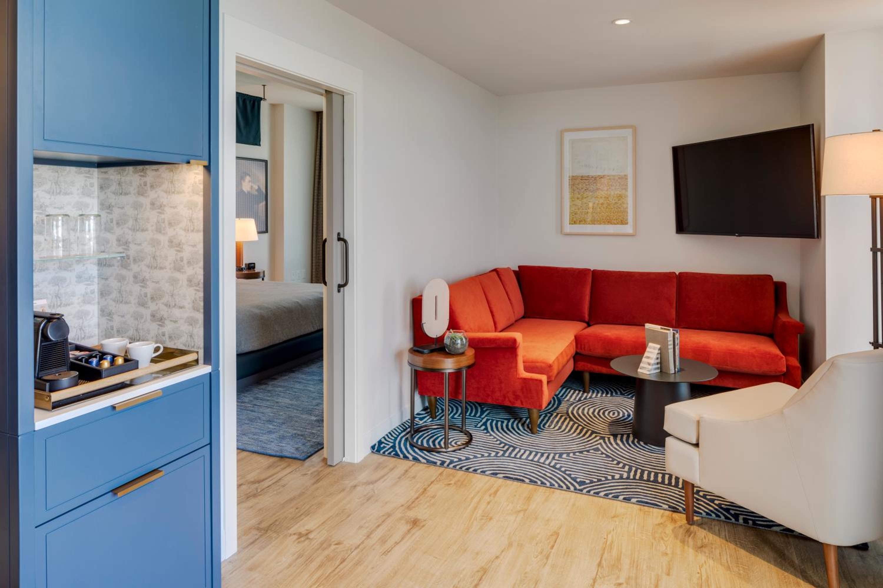 One-Bedroom King Suite with Balcony thumbnail 6