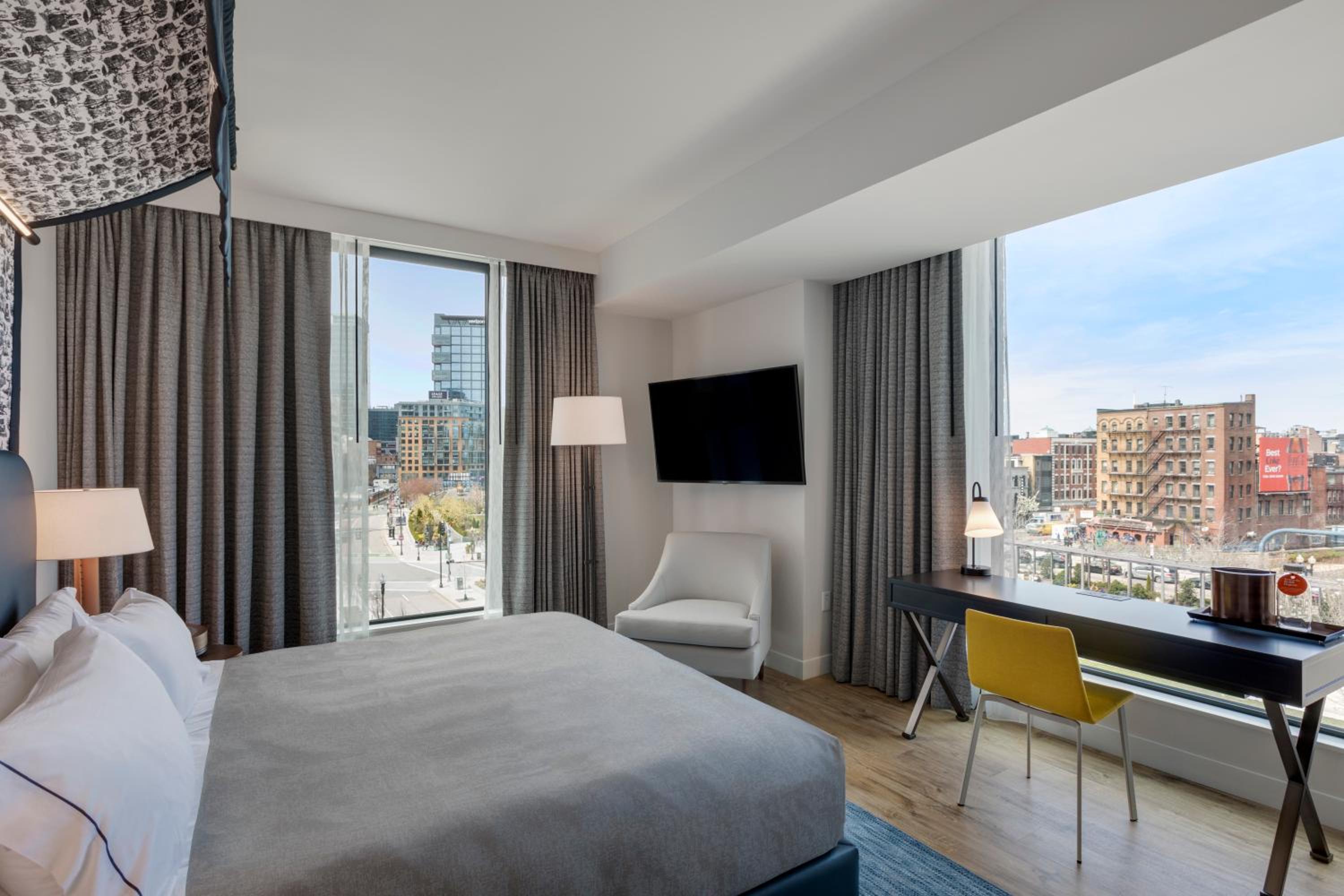 Corner King Room with City View thumbnail 5