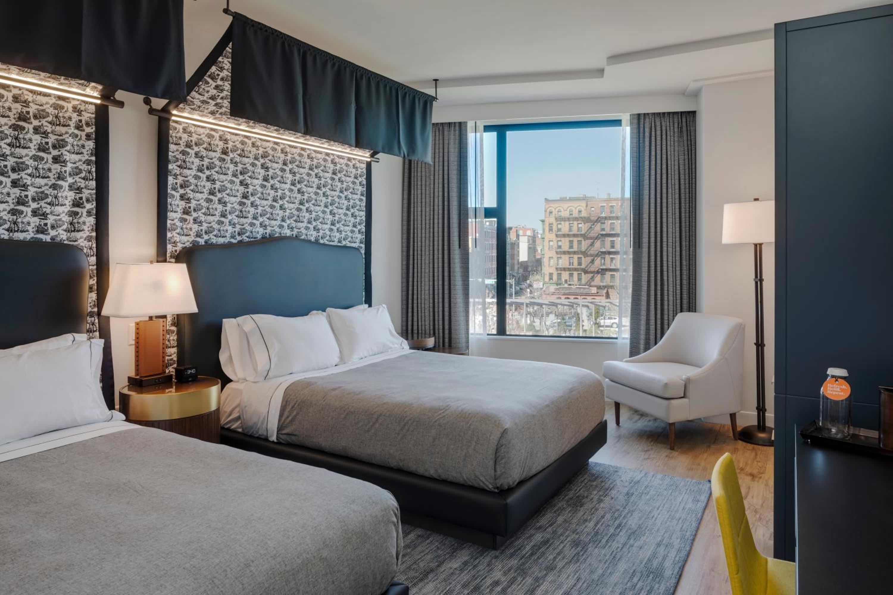 Premium Queen Room with Two Queen Beds and City View thumbnail 5