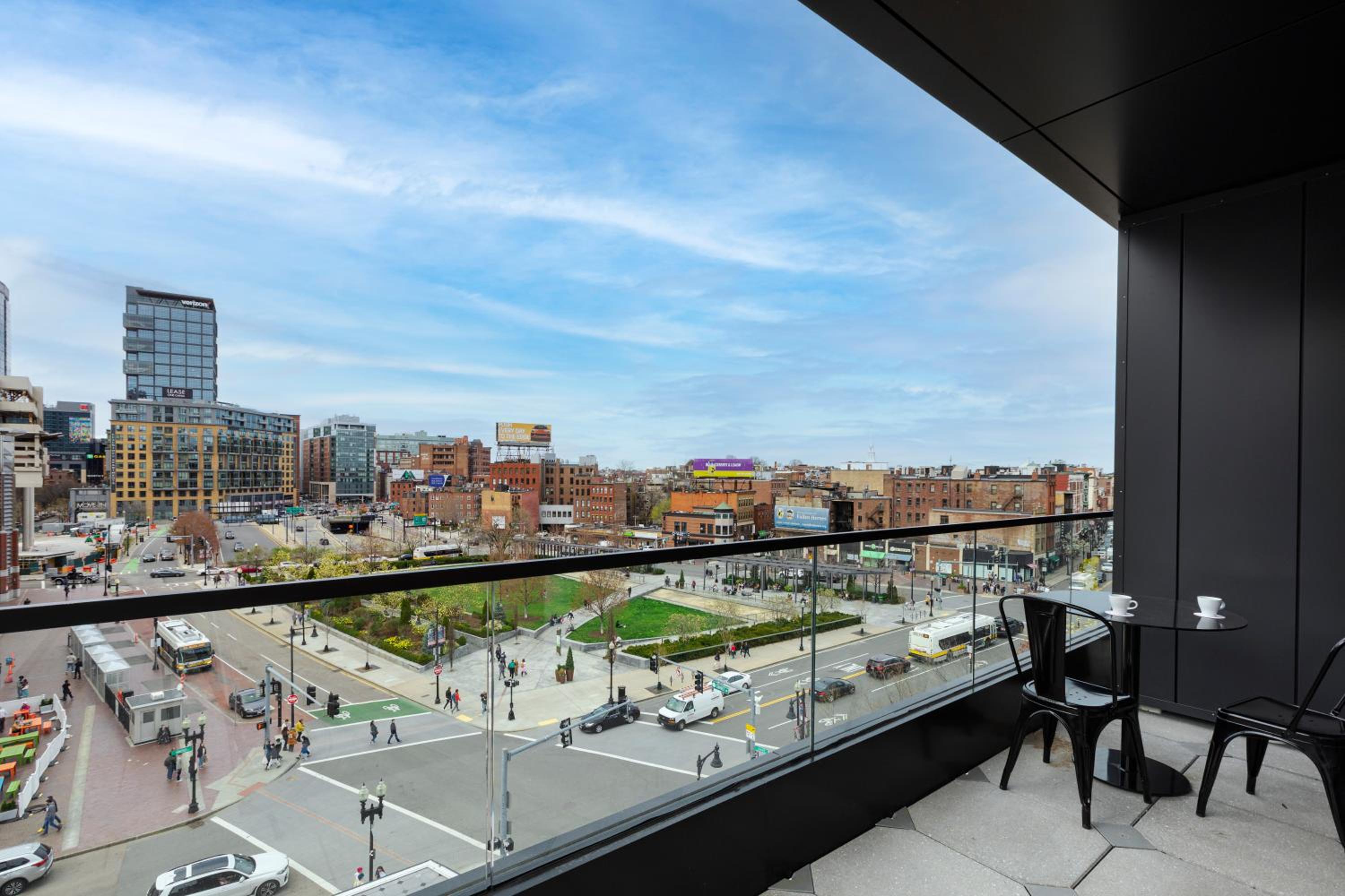 Double Room with Balcony and City View - Photo 7