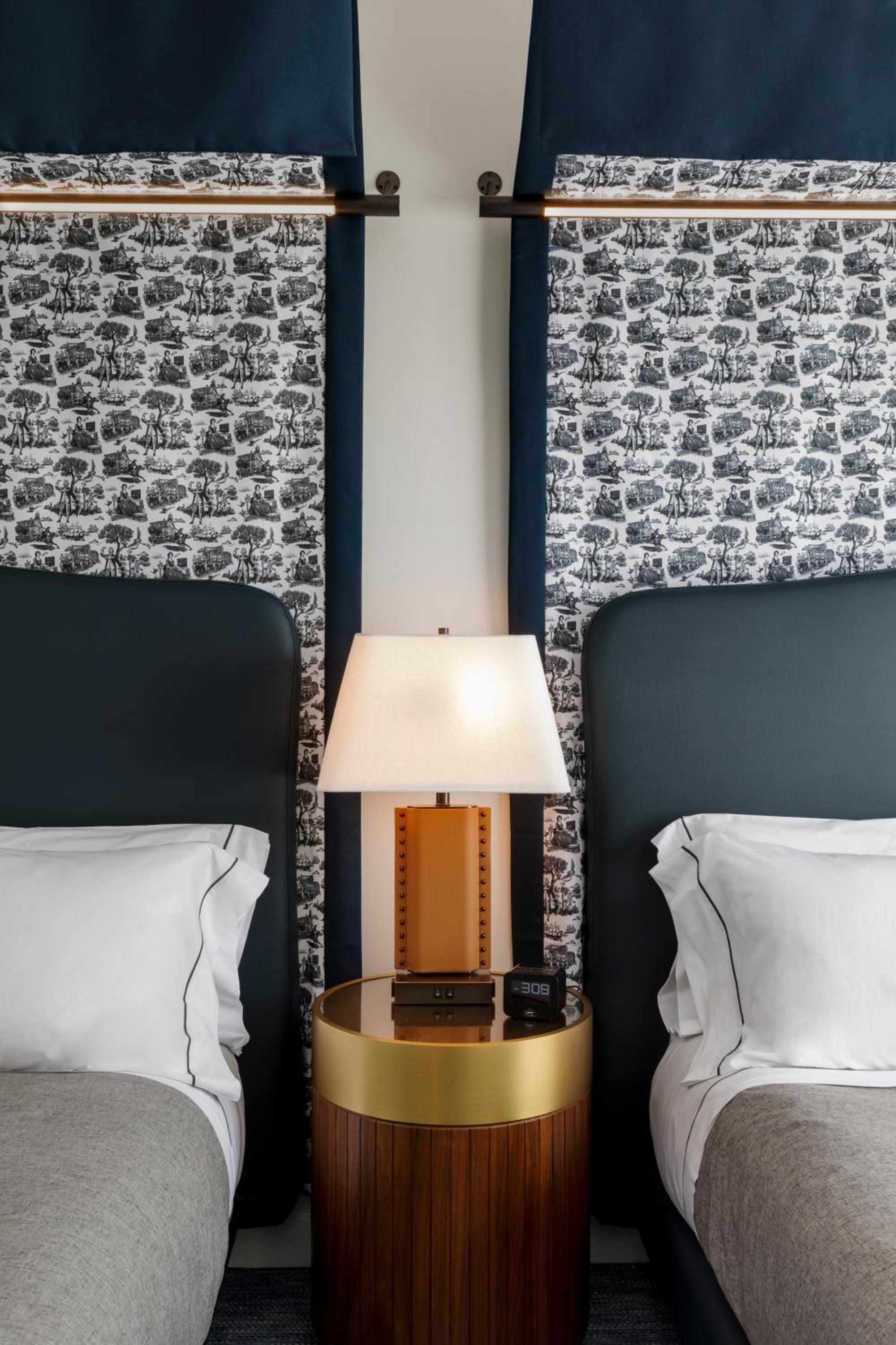 Queen Room with Two Queen Beds and City View thumbnail 6