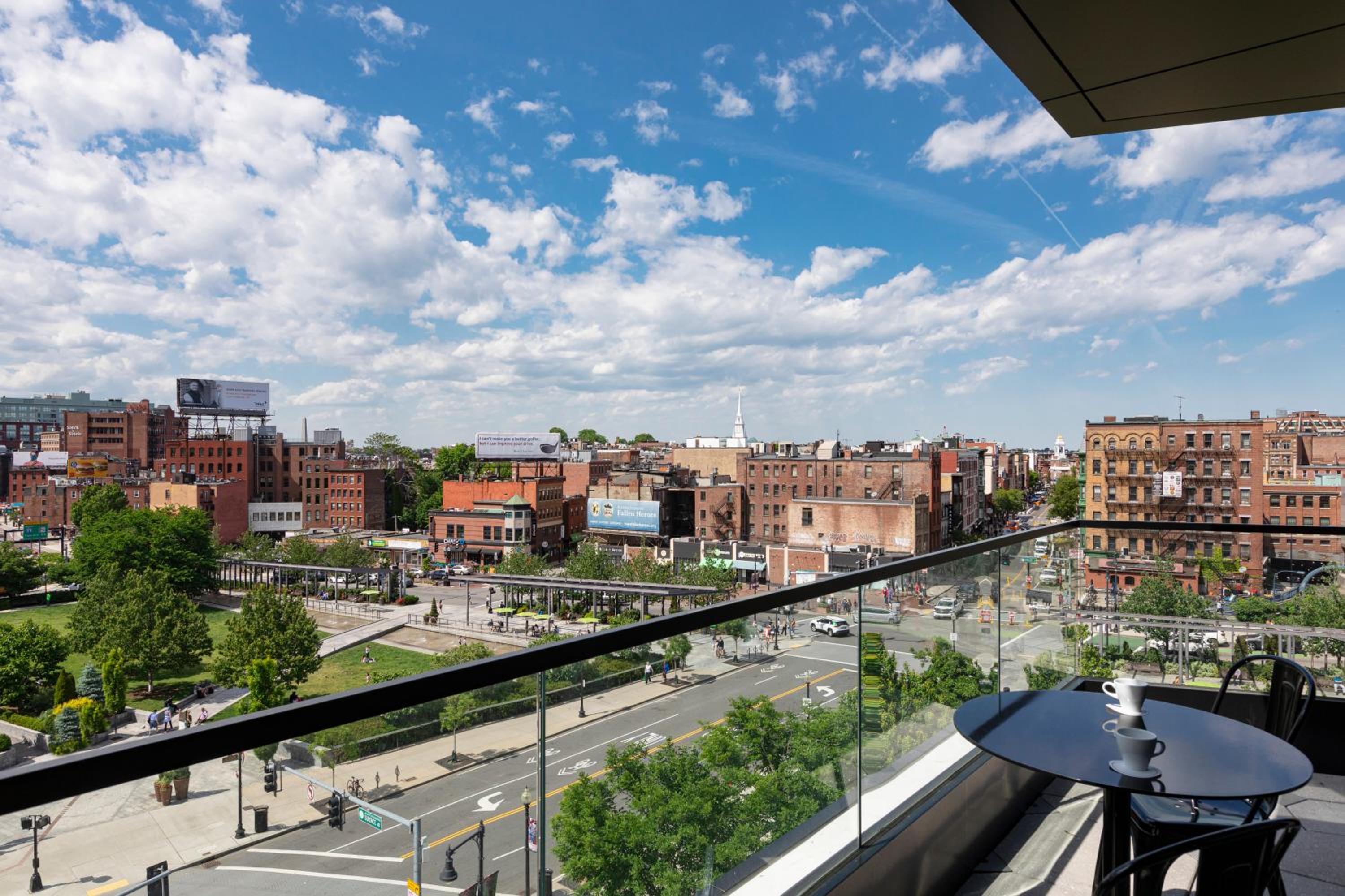 Double Room with Balcony and City View - Photo 8