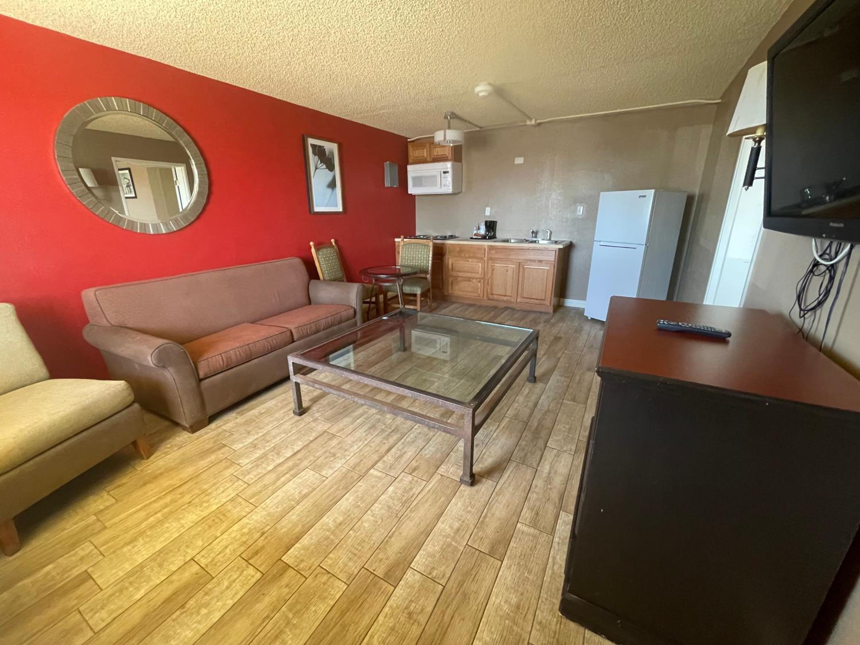 Deluxe King Suite with Kitchenette - Non-Smoking - Photo 3