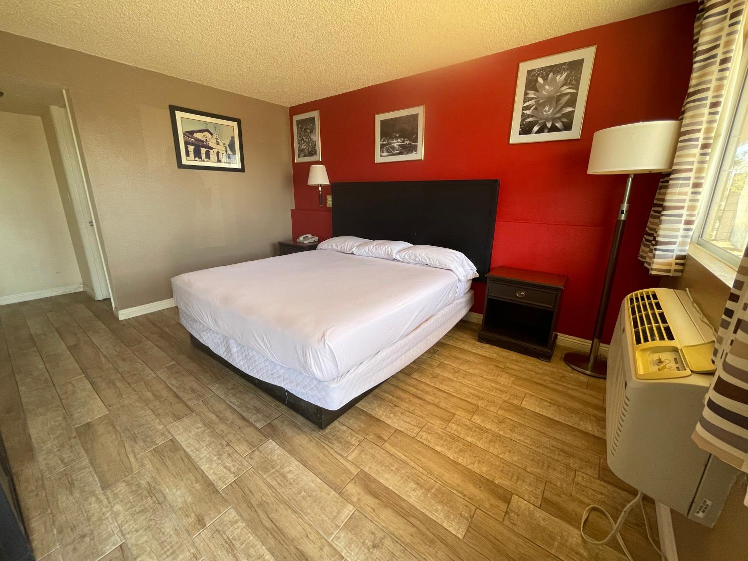 1 King Bed, Mobility Accessible Room, Bathtub w/ Grab Bars, Non-Smoking - Photo 2