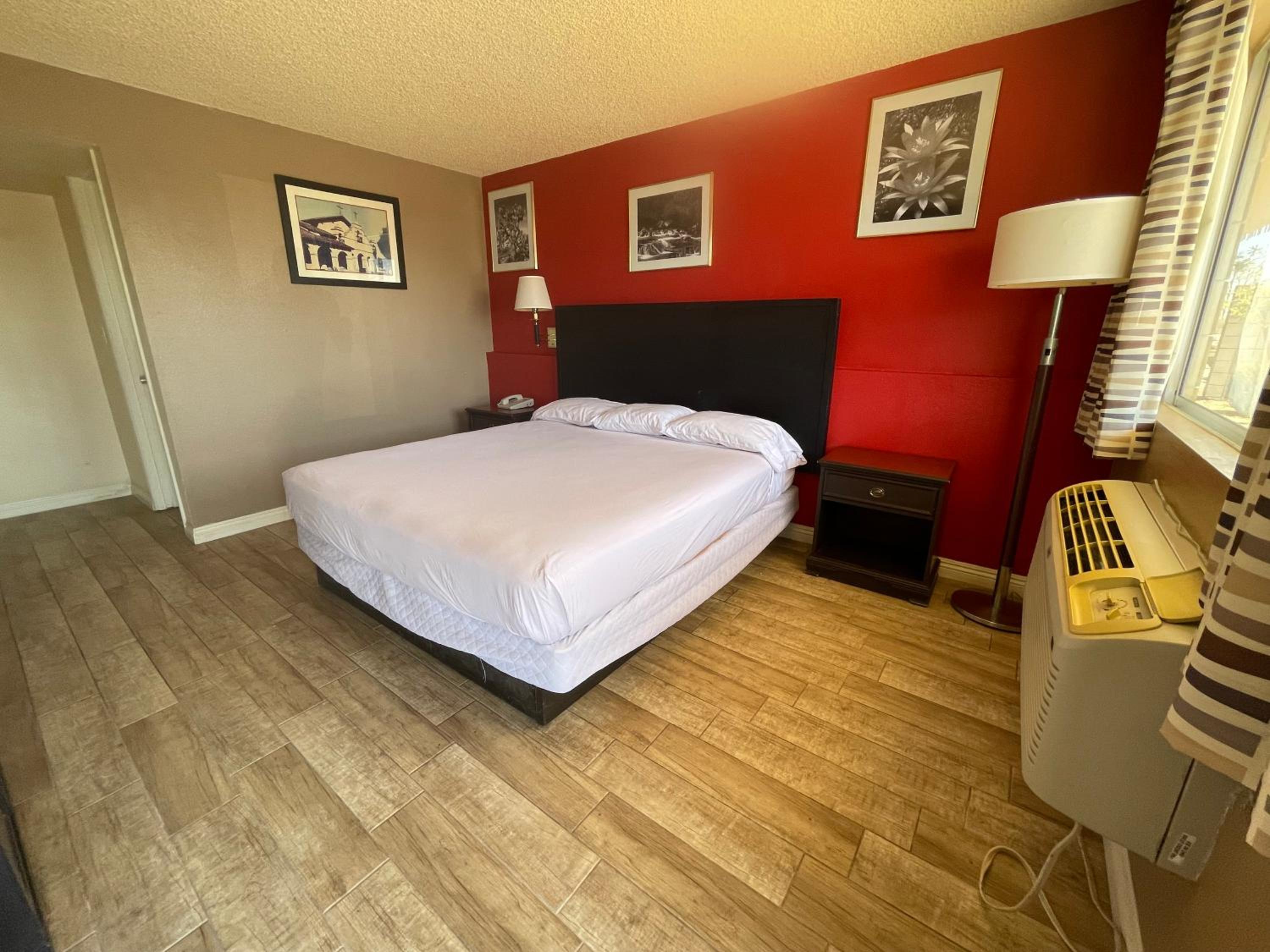1 King Bed, Mobility Accessible Room, Bathtub w/ Grab Bars, Non-Smoking - Photo 3