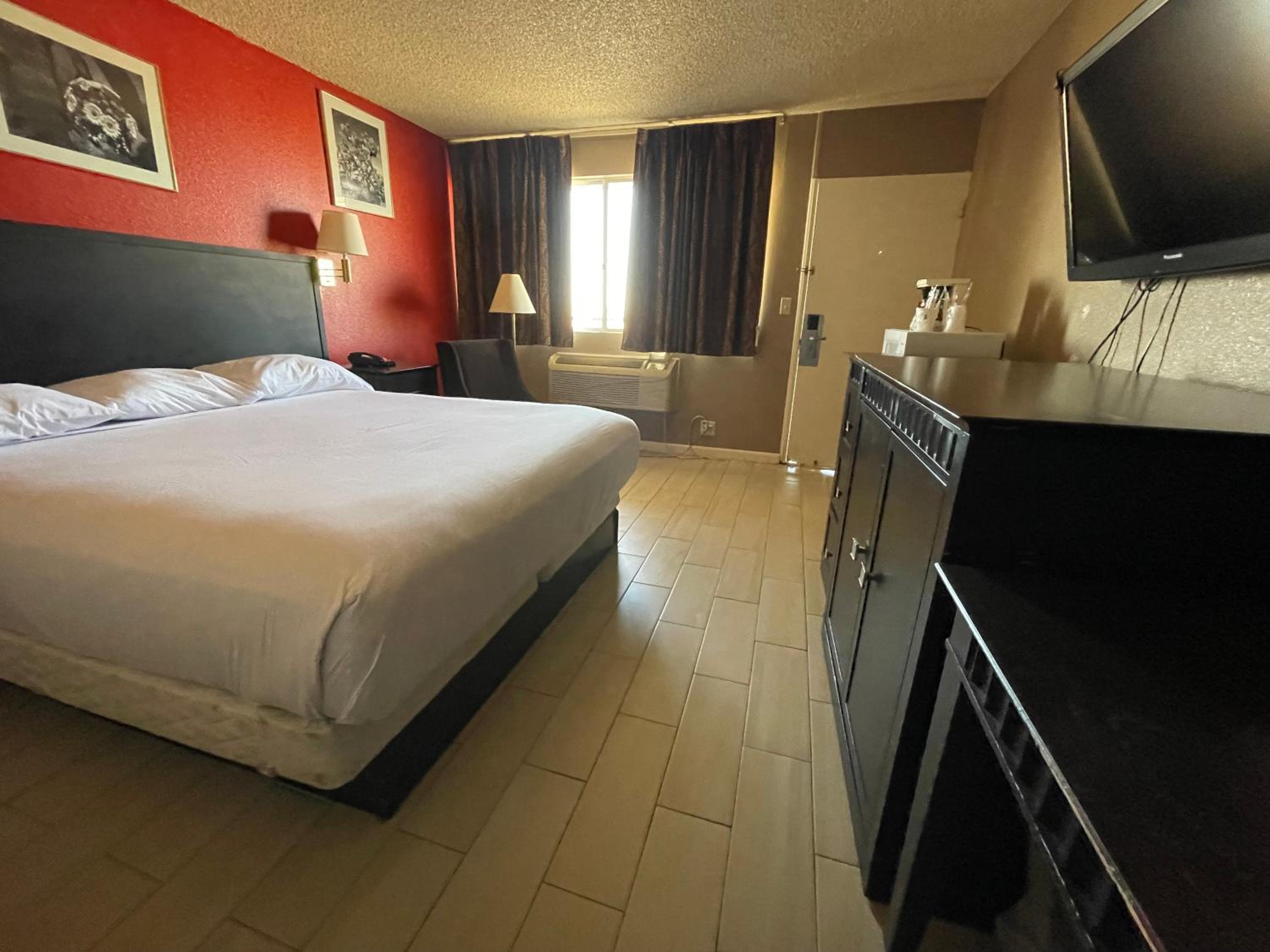 King Room - Non-Smoking - Photo 2