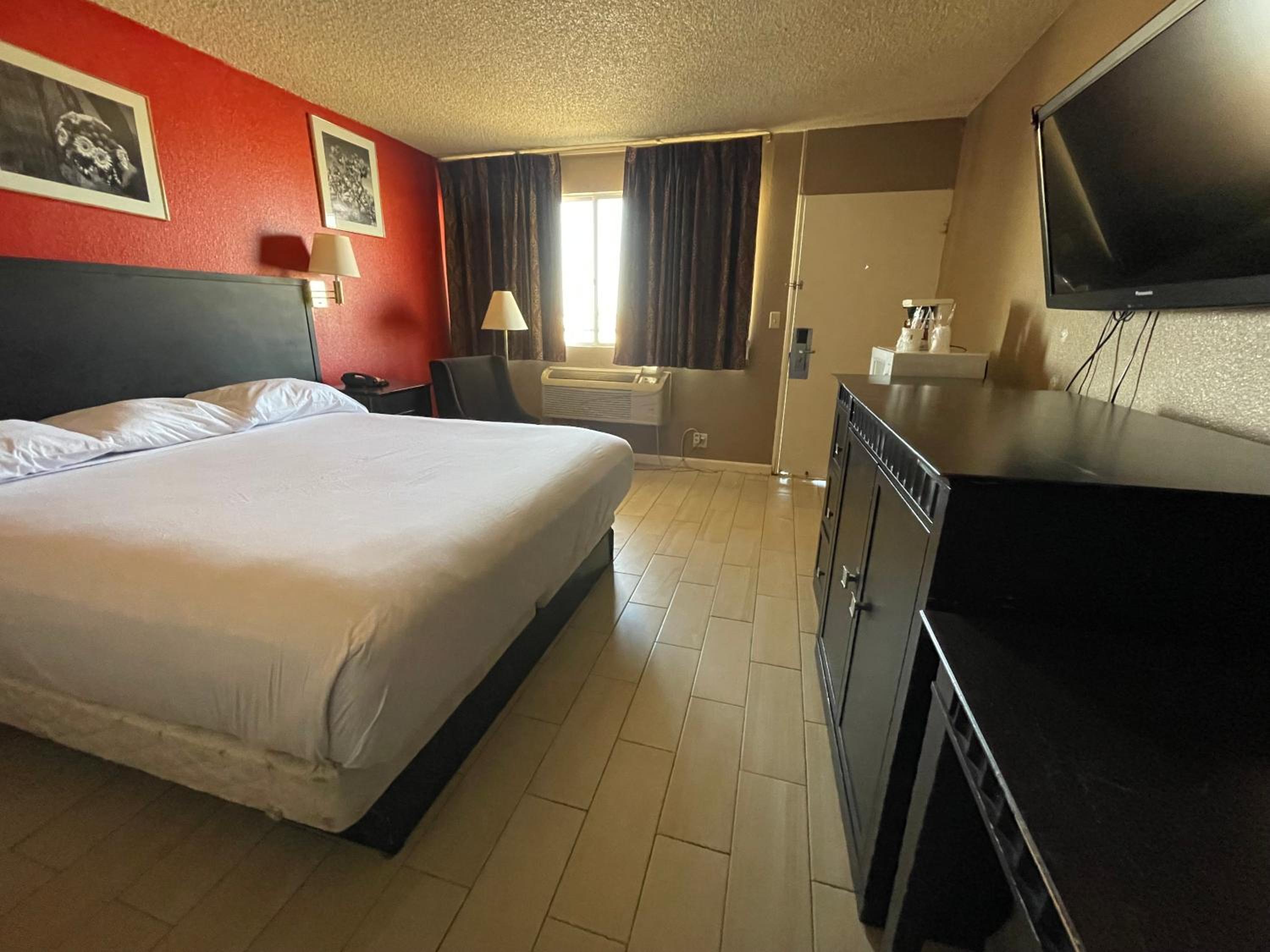 Deluxe King Suite with Kitchenette - Non-Smoking - Photo 5