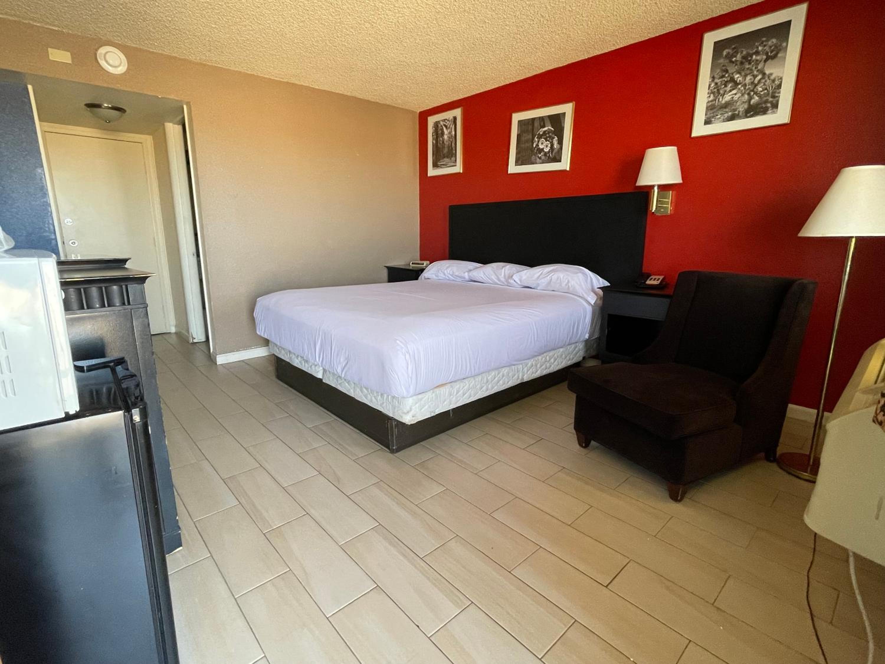Deluxe King Suite with Kitchenette - Non-Smoking - Photo 1