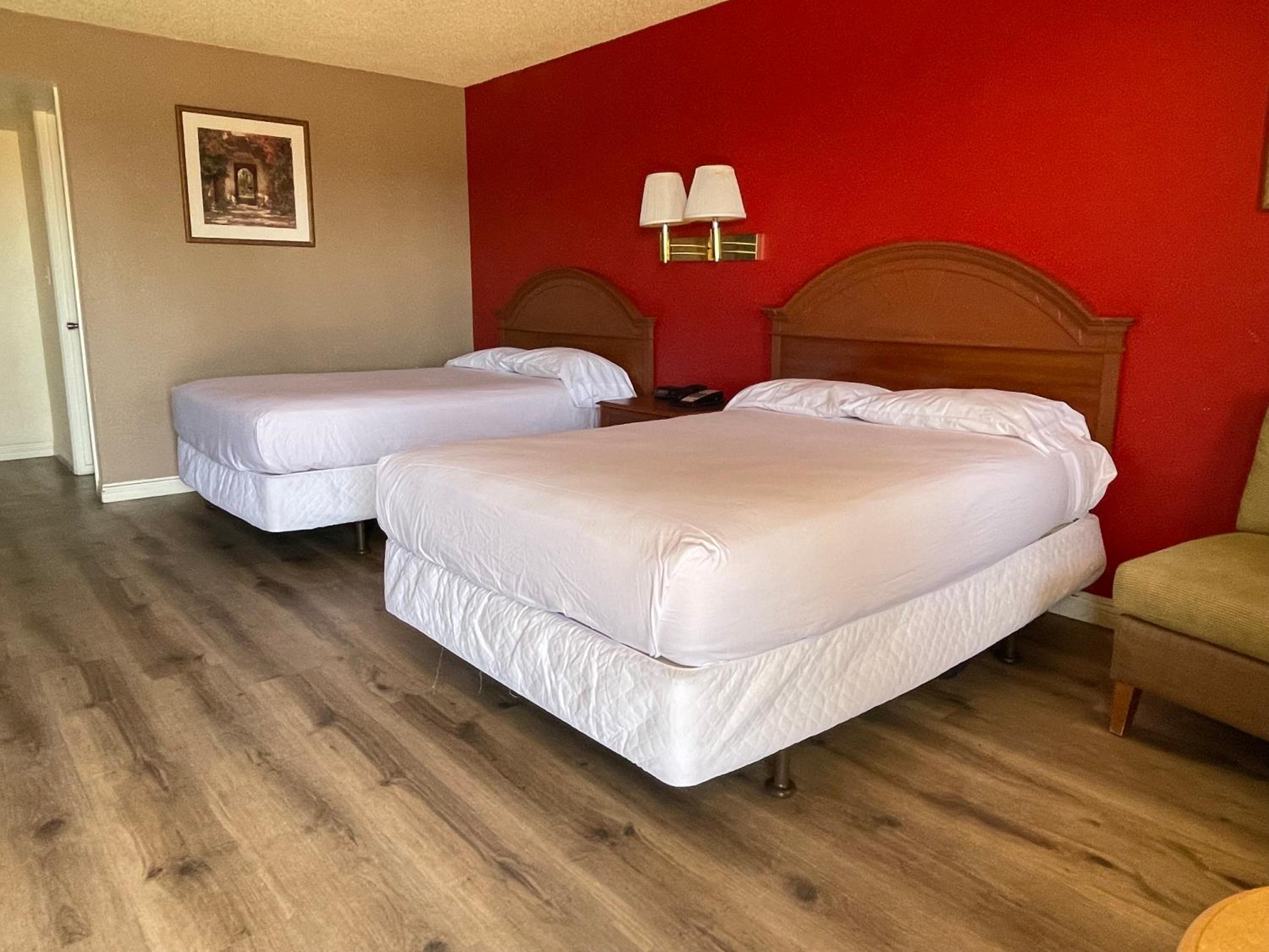 Queen Room with Two Queen Beds - Non-Smoking - Photo 2