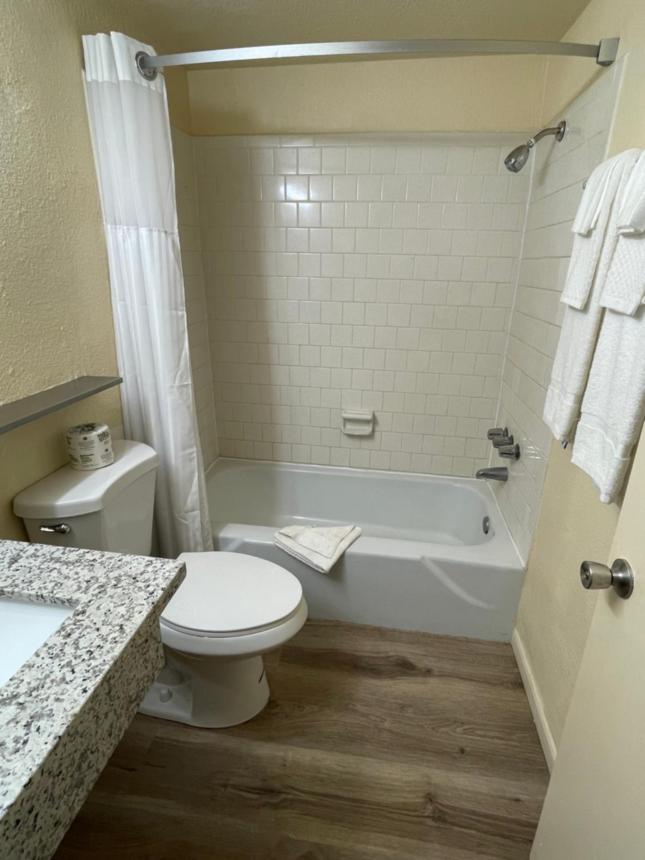 Deluxe King Suite with Kitchenette - Non-Smoking - Photo 2