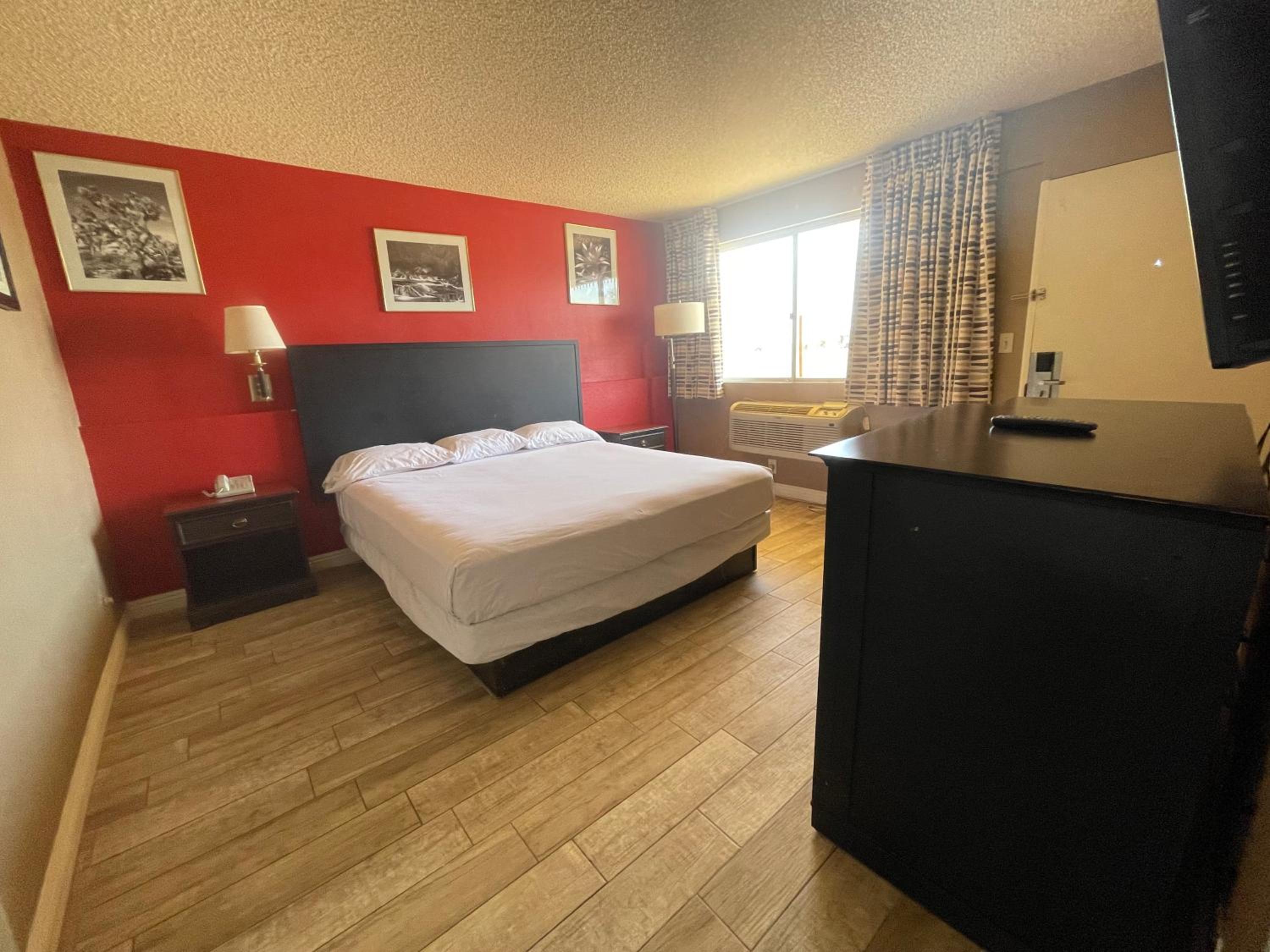 King Room - Non-Smoking - Photo 4